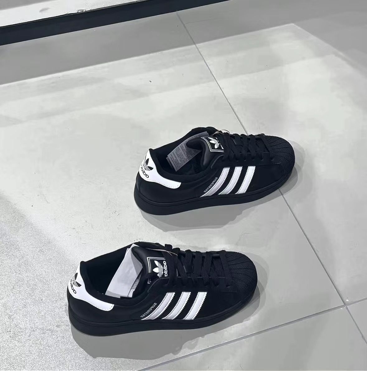 经典永不过时，黑白配的万能公式。