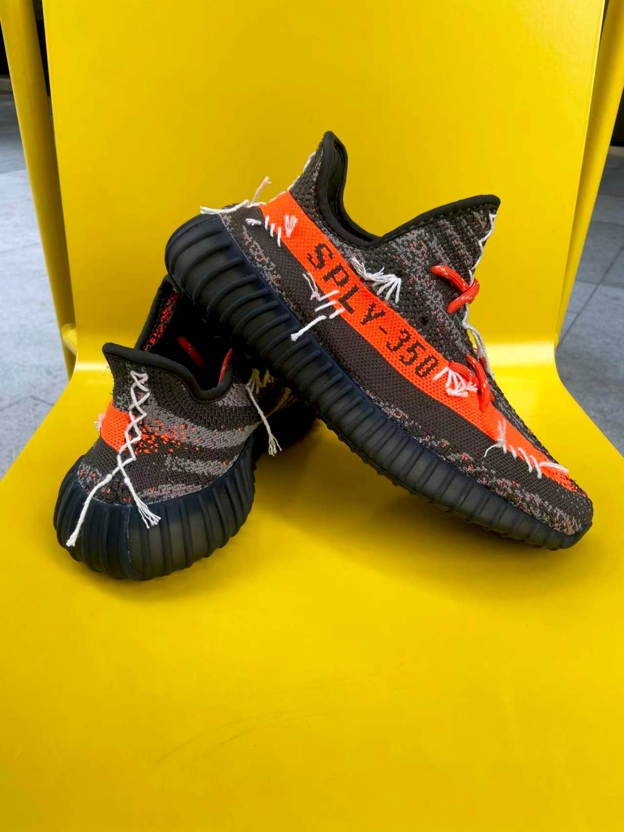 鞋面，深灰+浅灰斑马纹理，侧面标志性橙色