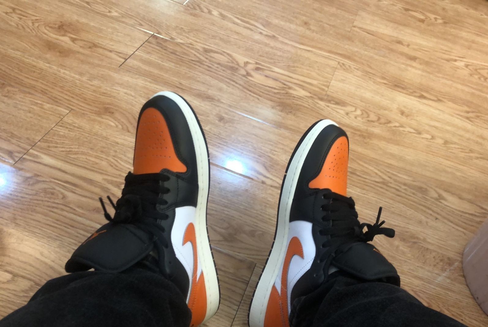 男女通吃的复古神鞋！Air Jordan 1 Low 黑橙扣碎太顶了