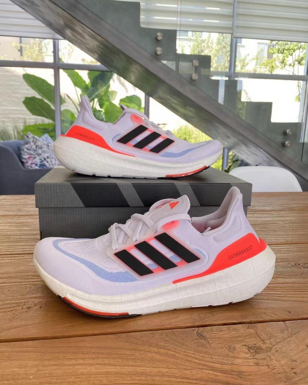 Adidas UltraBoost Light跑鞋