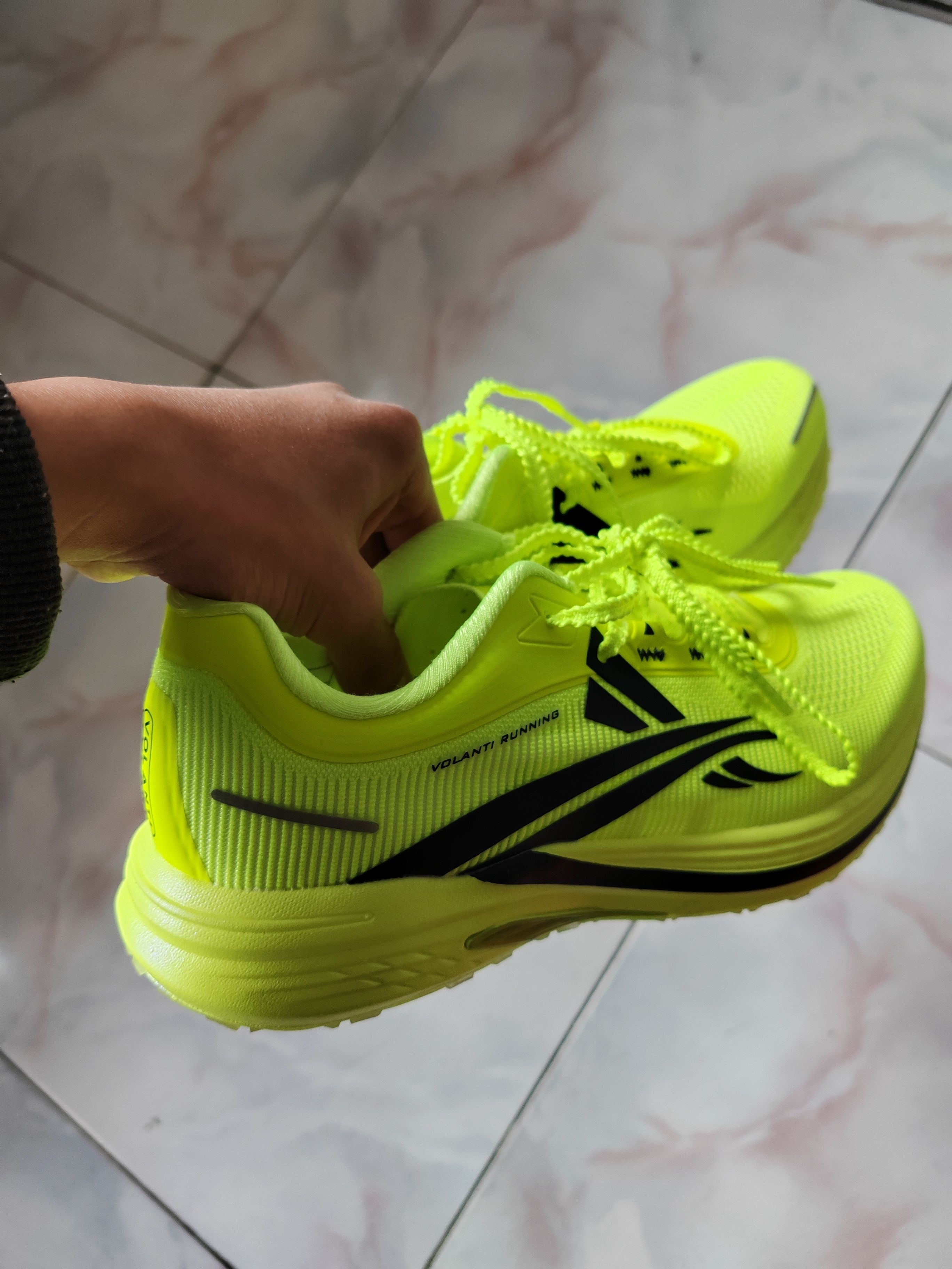 沃兰迪火箭气垫跑鞋简直太值了，穿着脚感舒