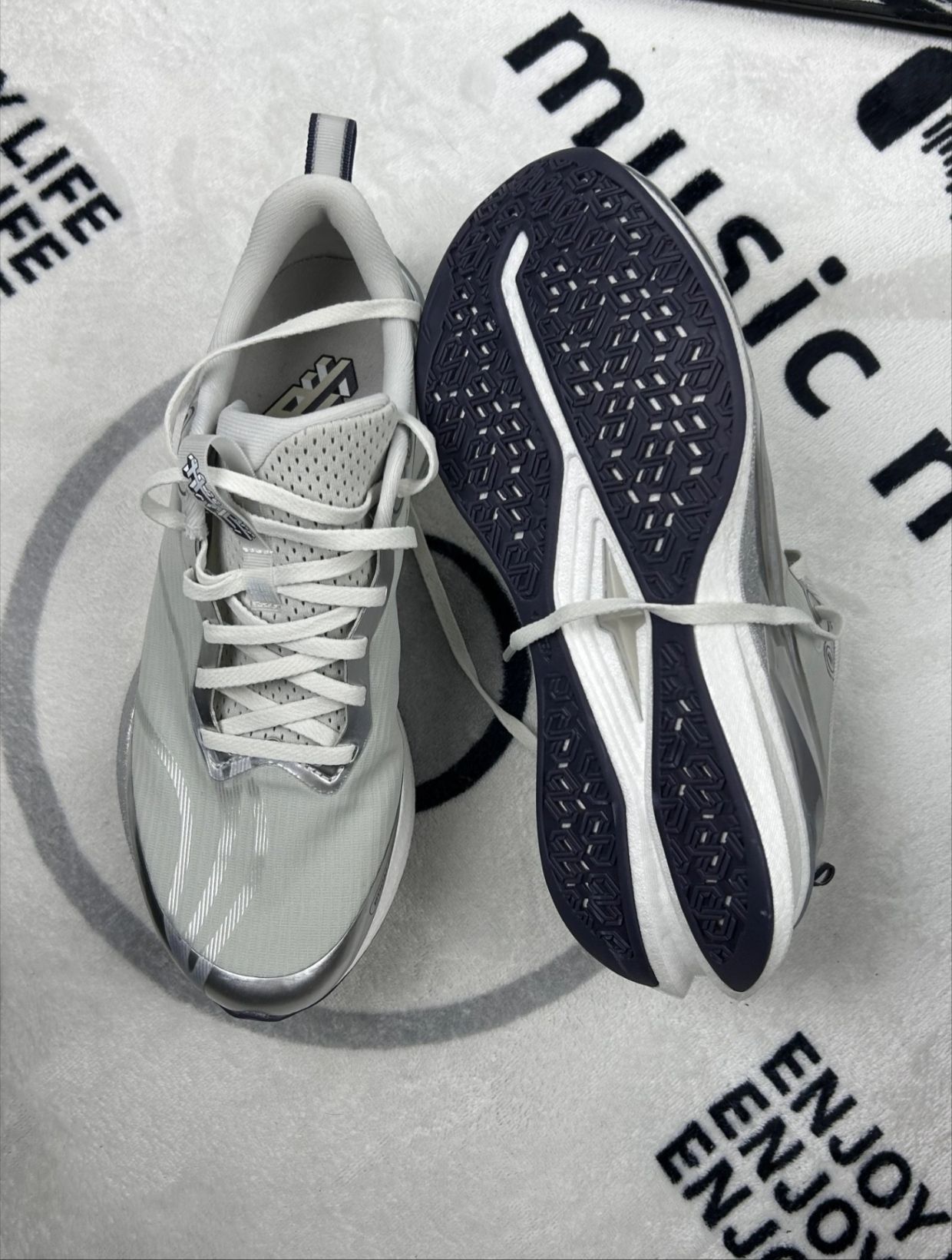 这双银灰跑鞋biu ling~闪到crush？😂真实试穿体验它来啦