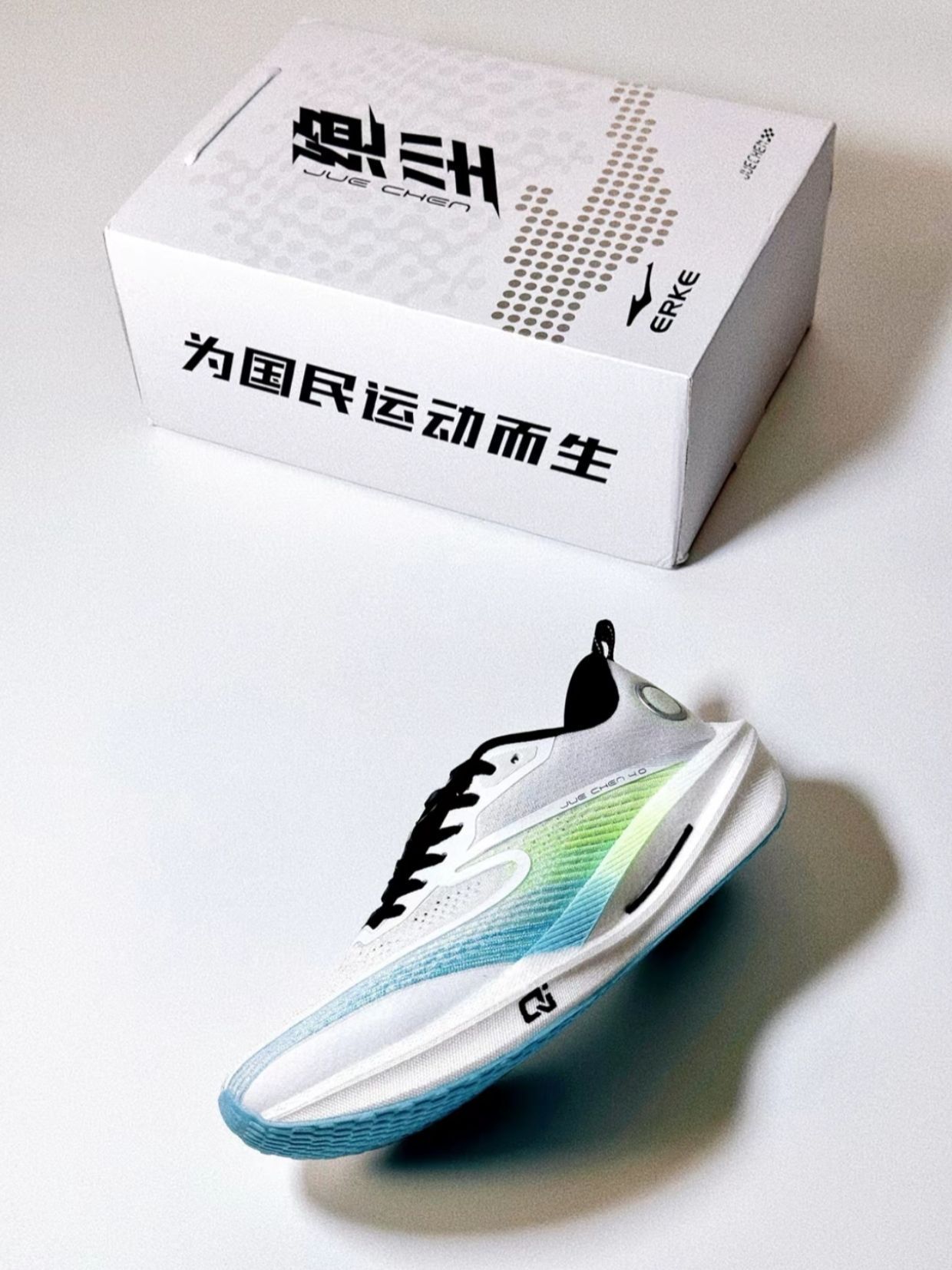 这双「白荧光绿」跑鞋，让430配速的进阶跑者直呼“真香”绝尘4.0深度测评