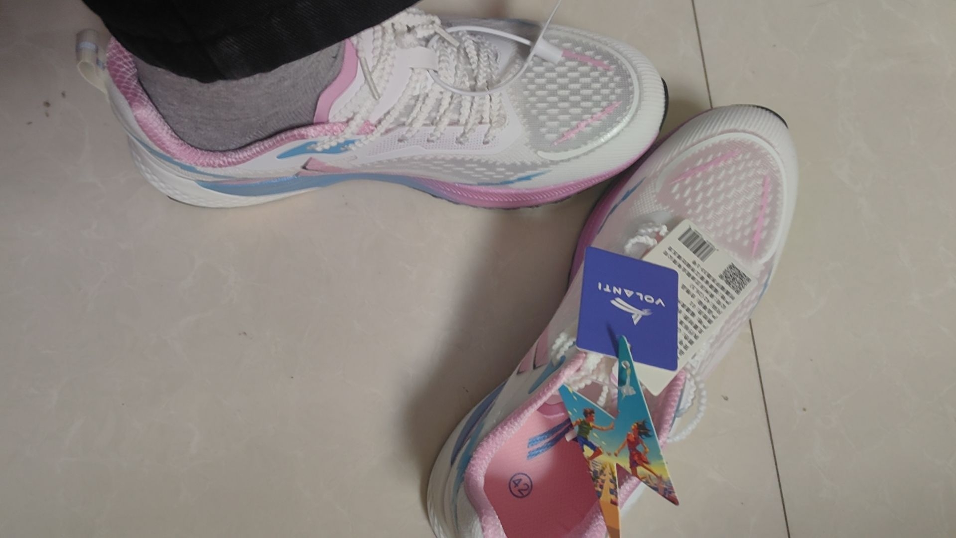 鞋子做工精细，尺码标准，上脚特别舒服，鞋