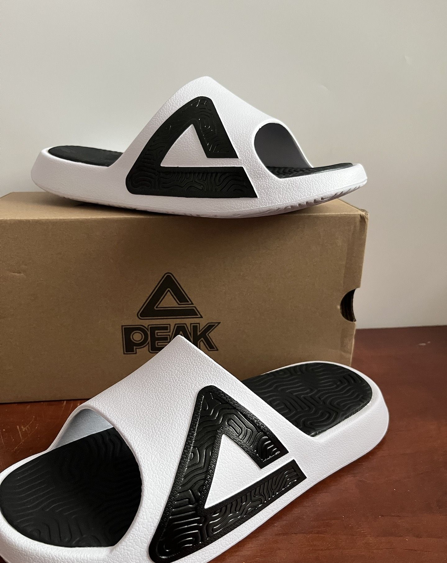 匹克这双拖鞋，直接焊在脚上了！