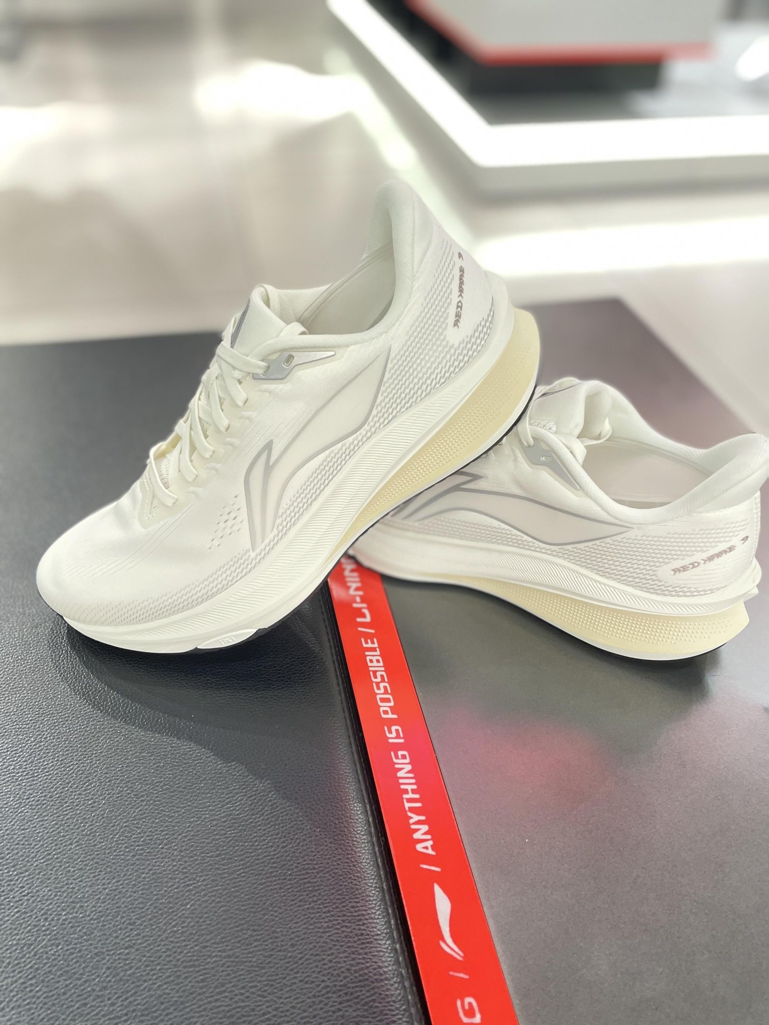 谁说白色不耐脏？这鞋硬刚