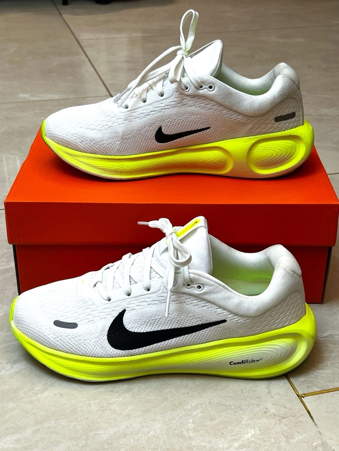 Nike绿白跑鞋，百搭又好穿✨