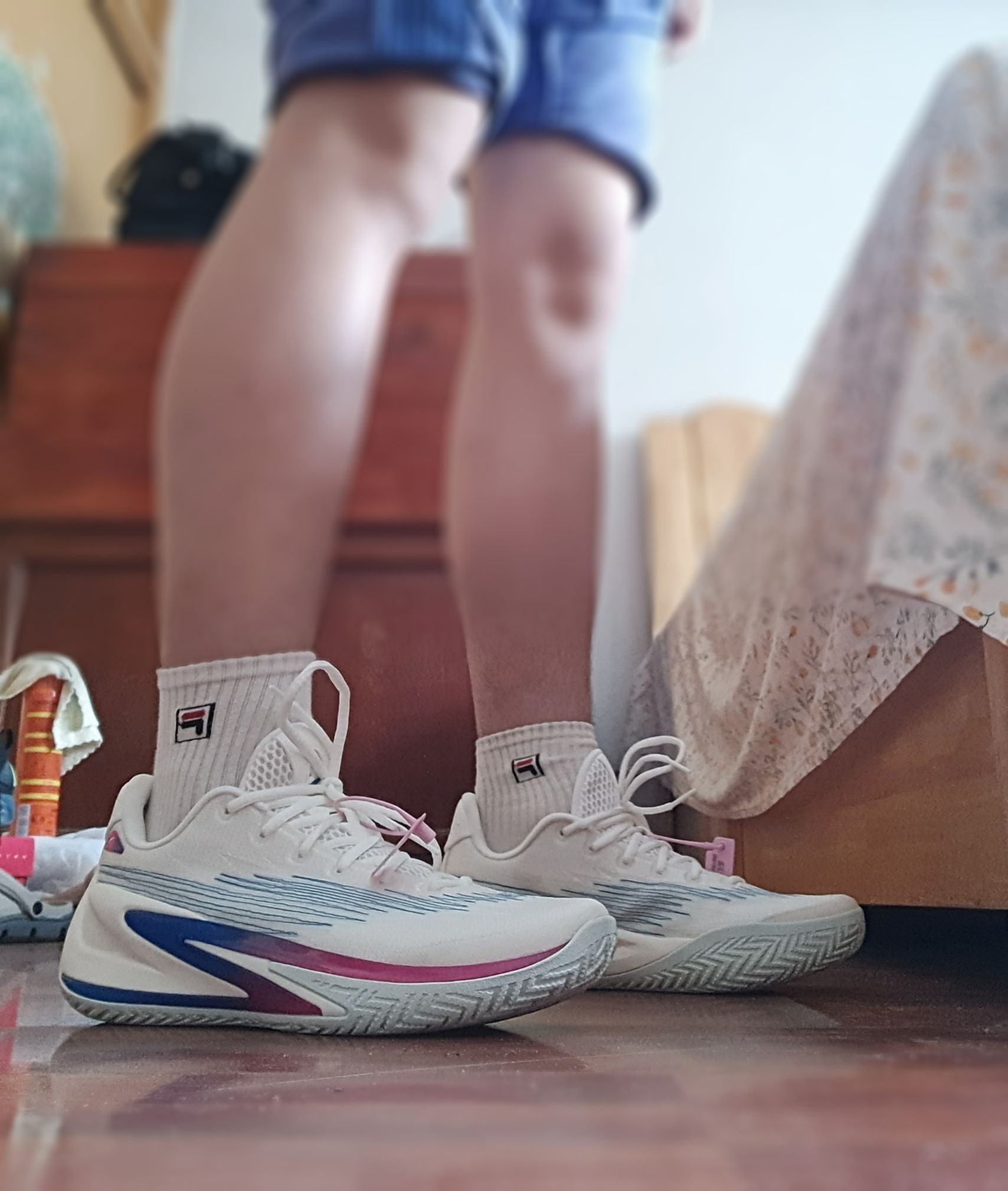 小众球鞋,但是真的好穿,有一点内扣,底很