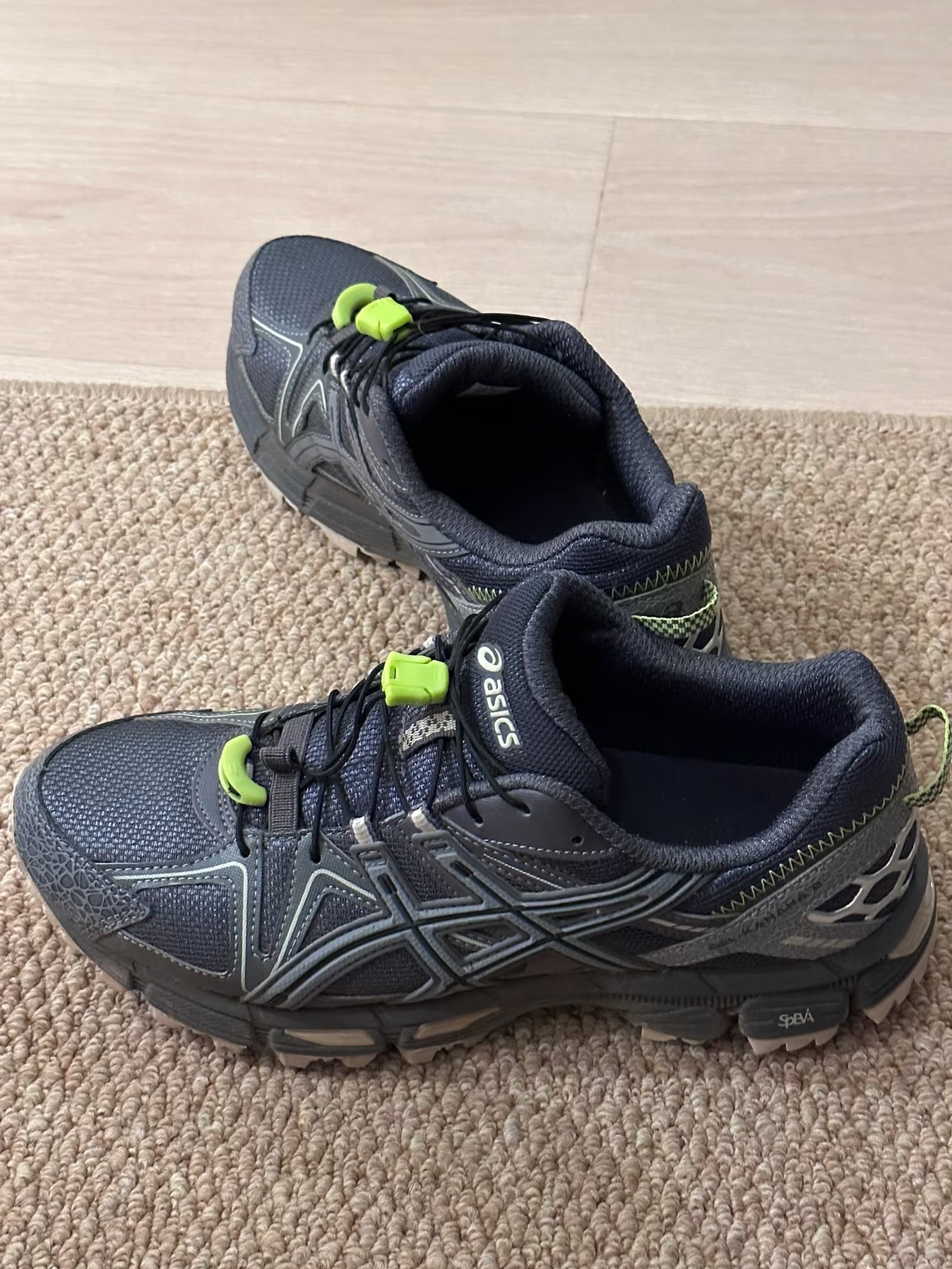 ASICS Gel-Kahana 8 | 复古越野齿纹大底，碎石泥路咬地不虚