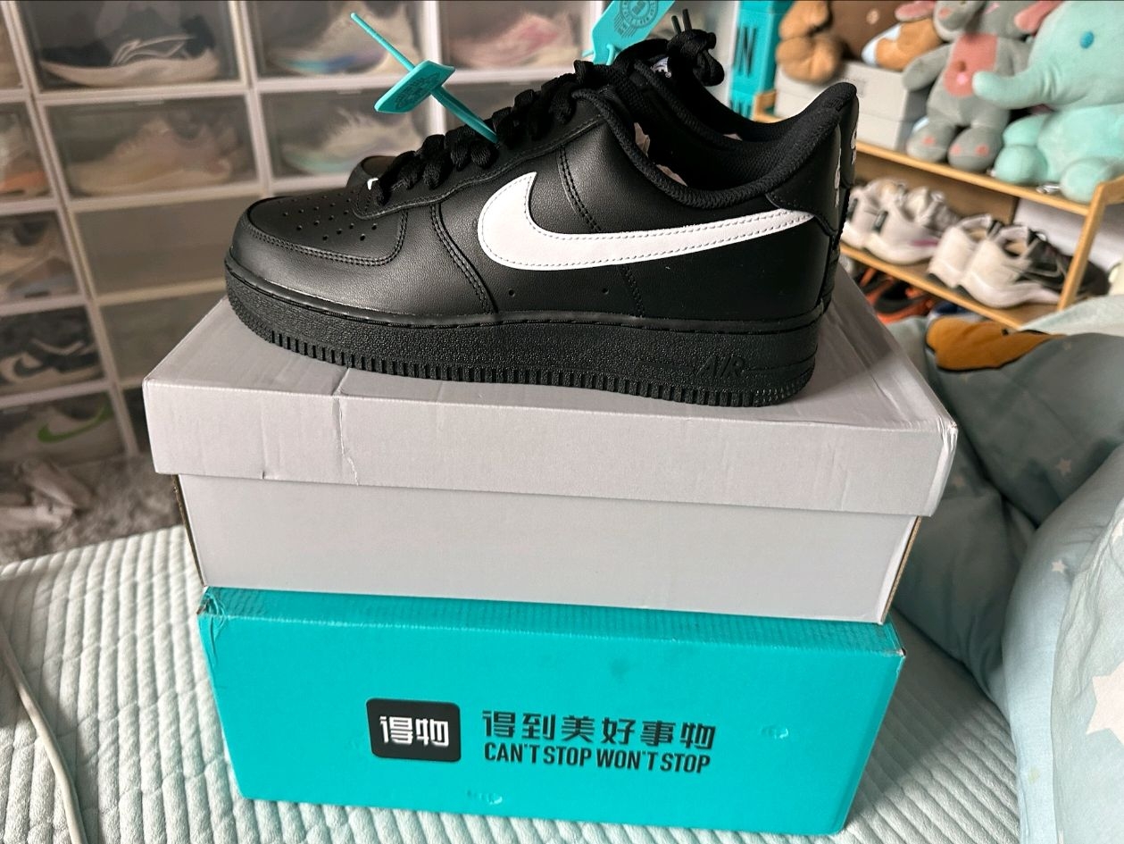 这双是 Nike Air Force 1