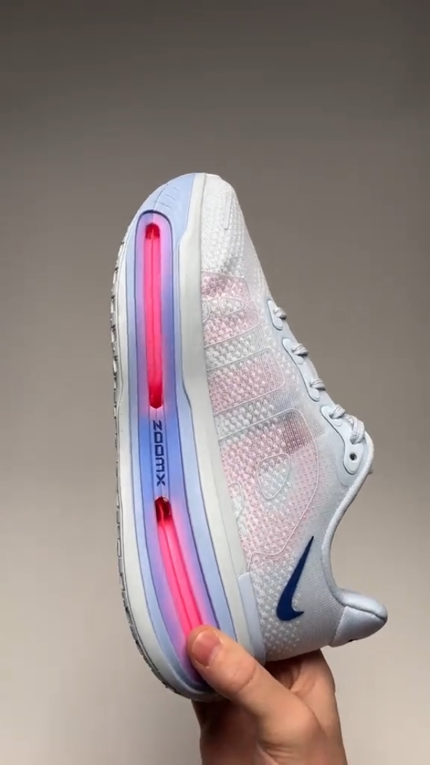 顶级迈柔跑鞋实锤！Nike Vomero Premium 气垫缓震太绝了