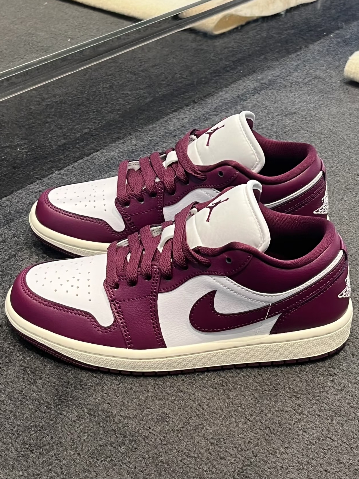 AJ1 紫红白低帮，复古配色简约舒适篮球鞋