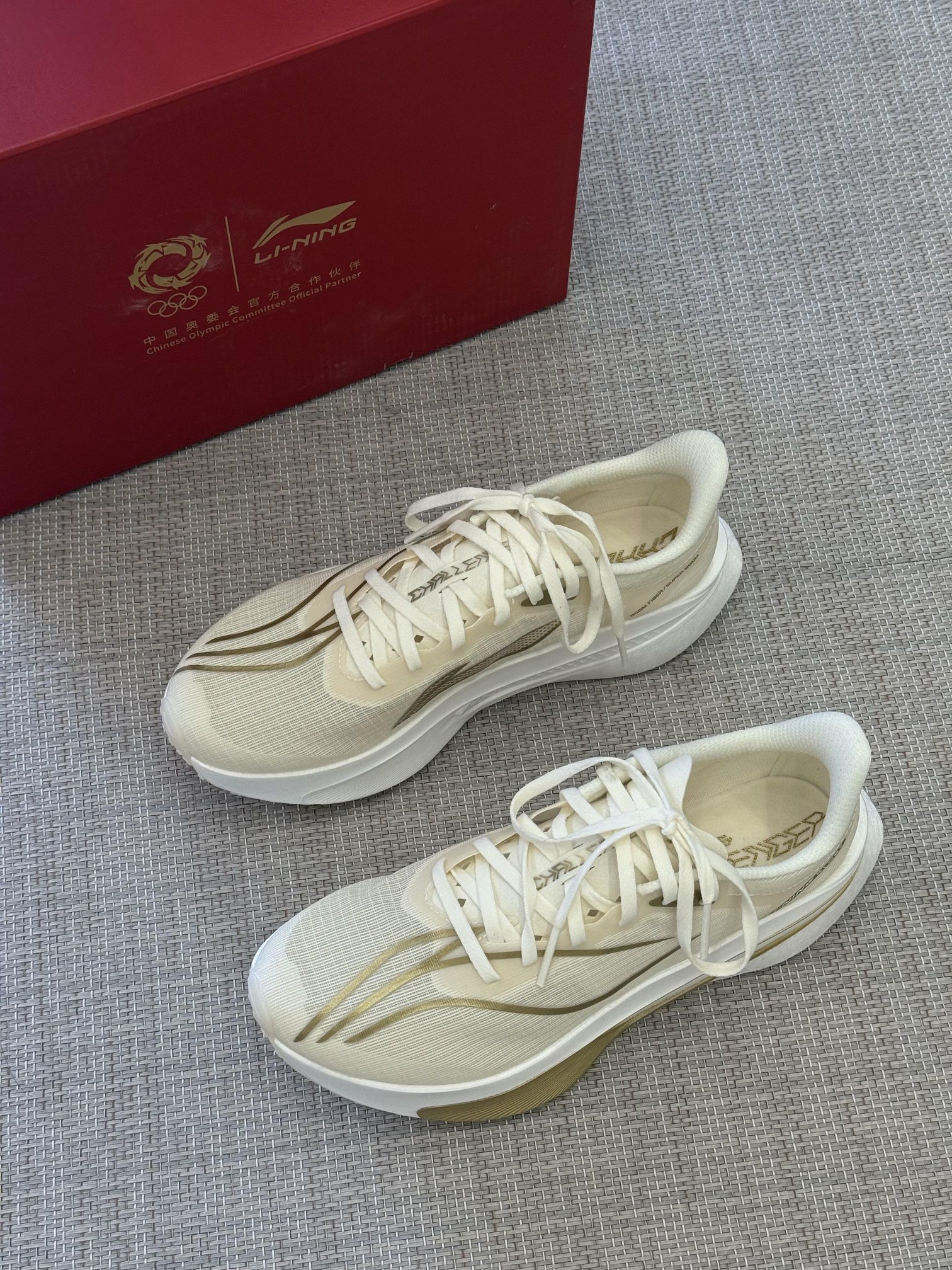 飞电6C白金｜温柔到骨子里的跑鞋！