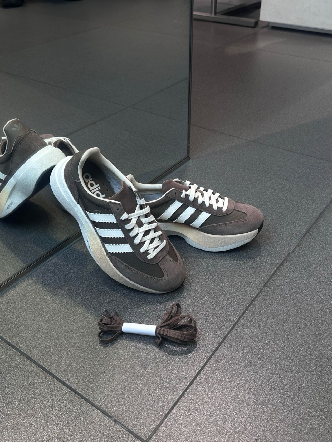 这双adidas的配色真的好看！低饱和深棕+奶白的组合