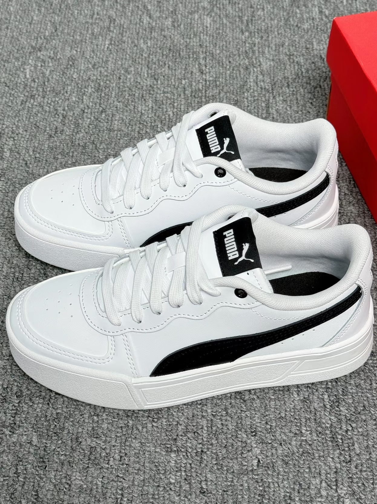 女款 PUMA 增高板鞋，皮革拼接，日常通勤脚感稳