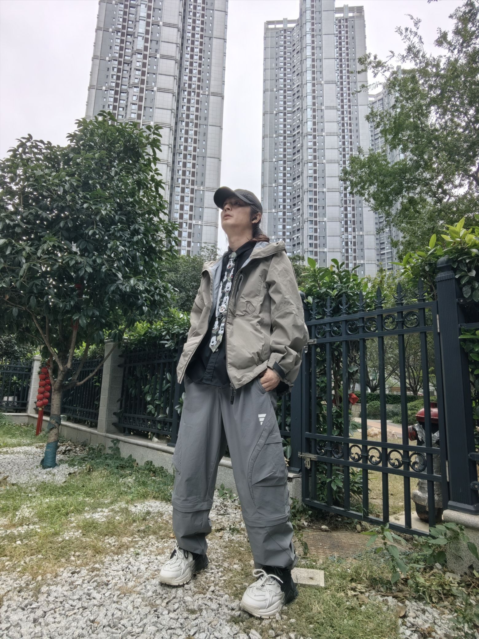 时髦户外同色系低饱和度穿搭