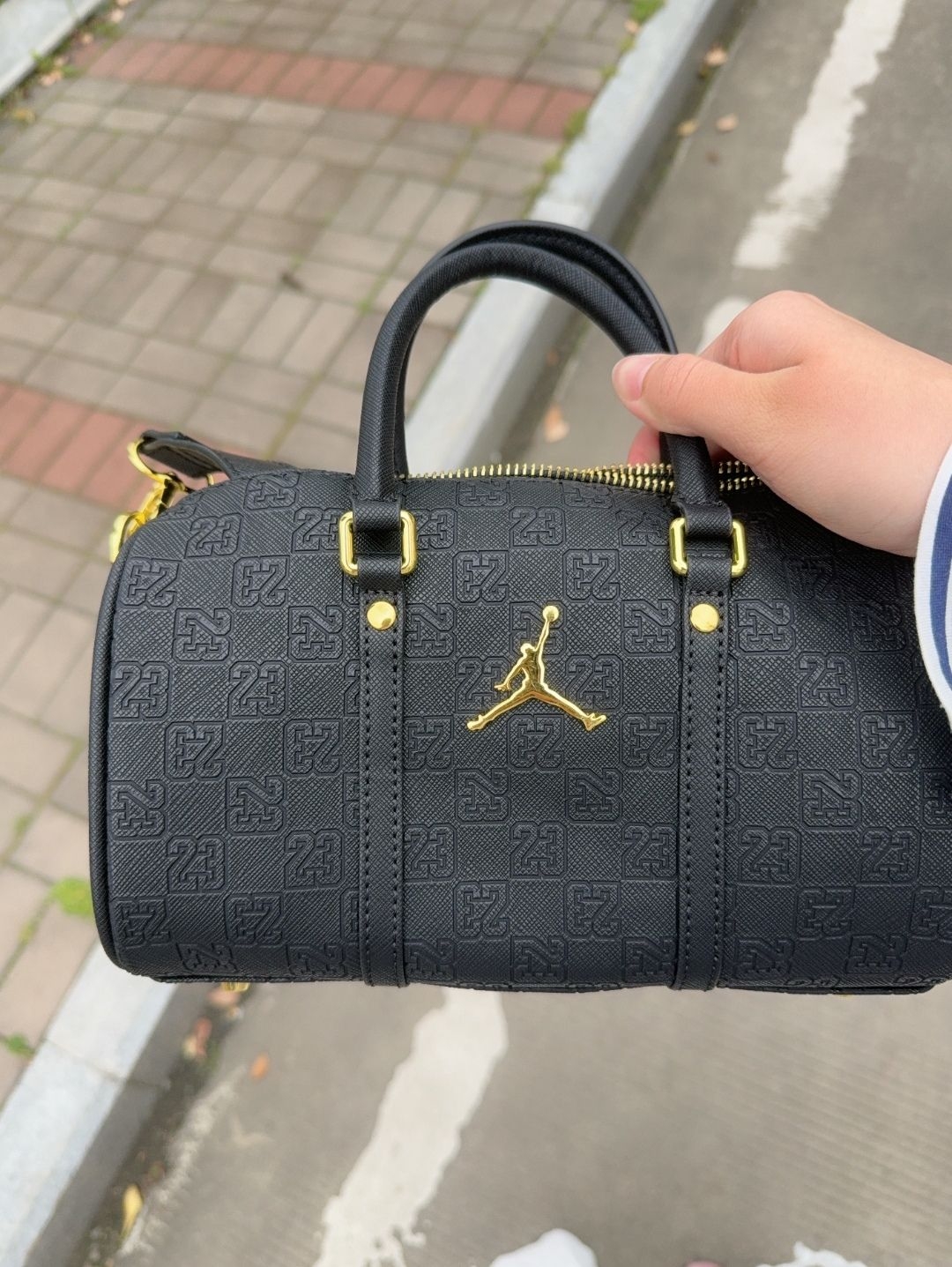 这一款AirJordan黑色棋盘格手提包如何呢❓