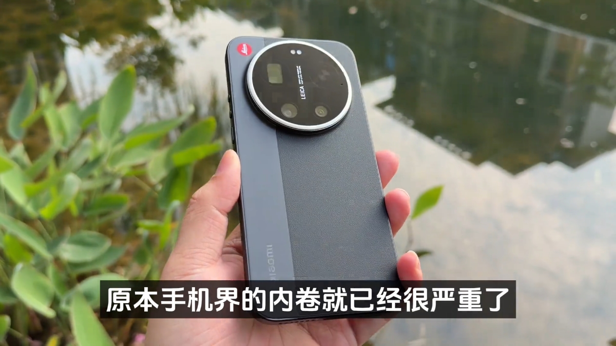 小米不跟风涨价压力直接给到蓝绿和荣耀三家原本手机界的内卷就已经很严重了随着手机内存的价格暴涨