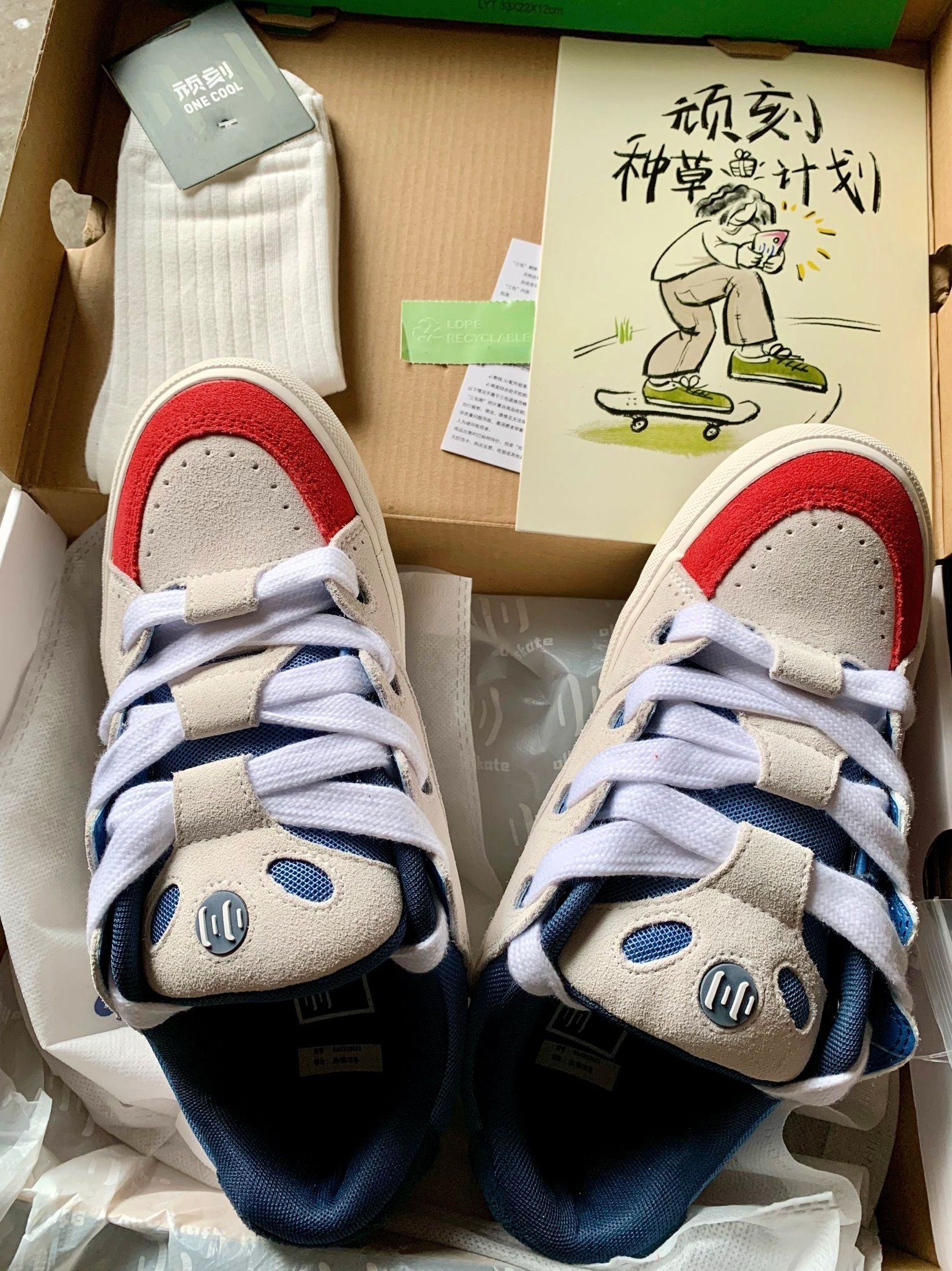 🛹复古回潮！顽刻这双红蓝笑脸板鞋，简直是穿搭万能钥匙！