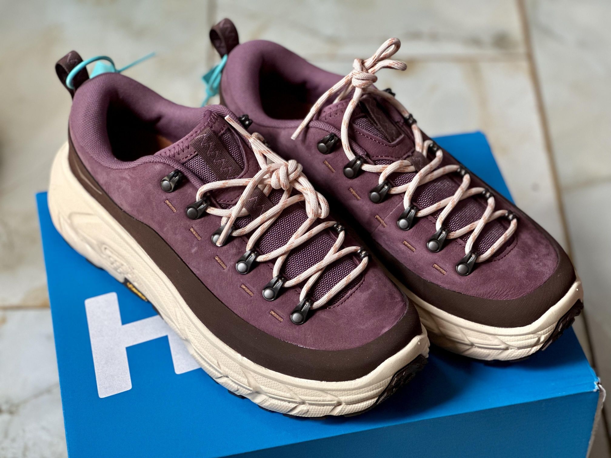 HOKA ONE ONE Tor Summit 玫红色还挺特别