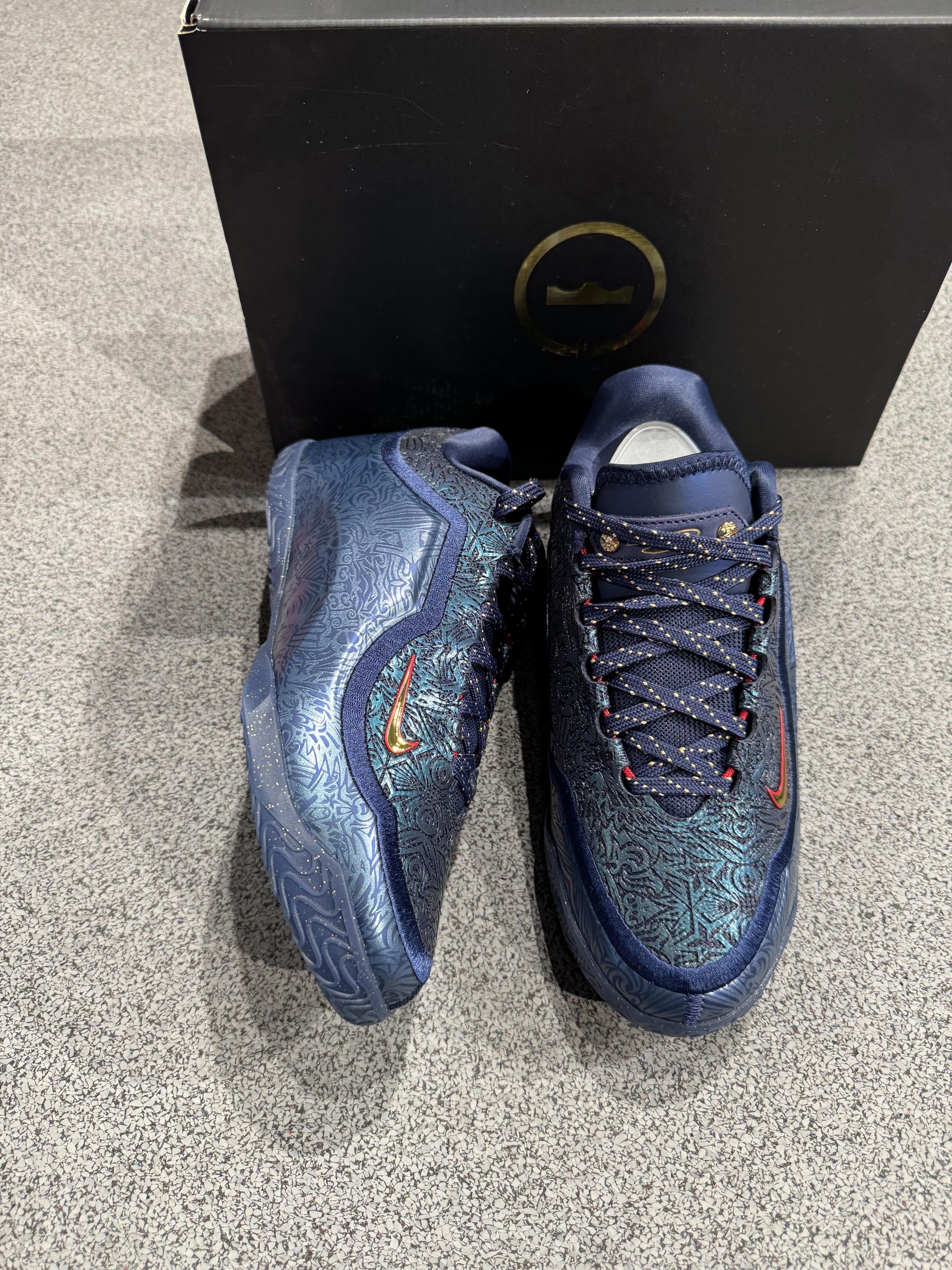 这双LeBron 23真的把“奢华感”拉满了✨ 