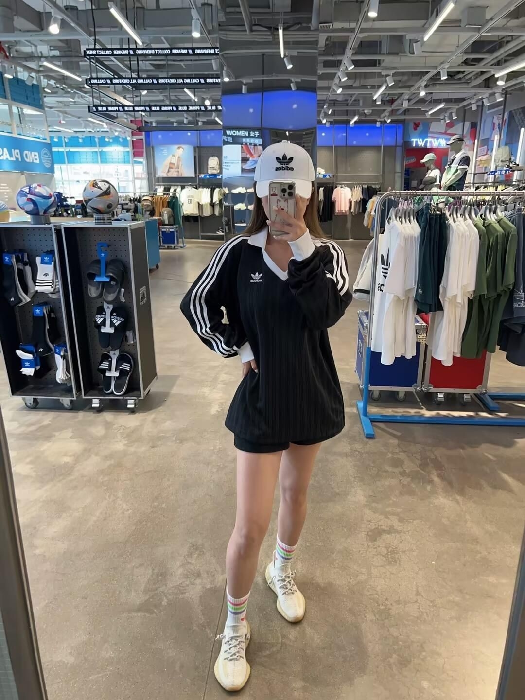 好一个曼妙的阿迪女孩穿搭