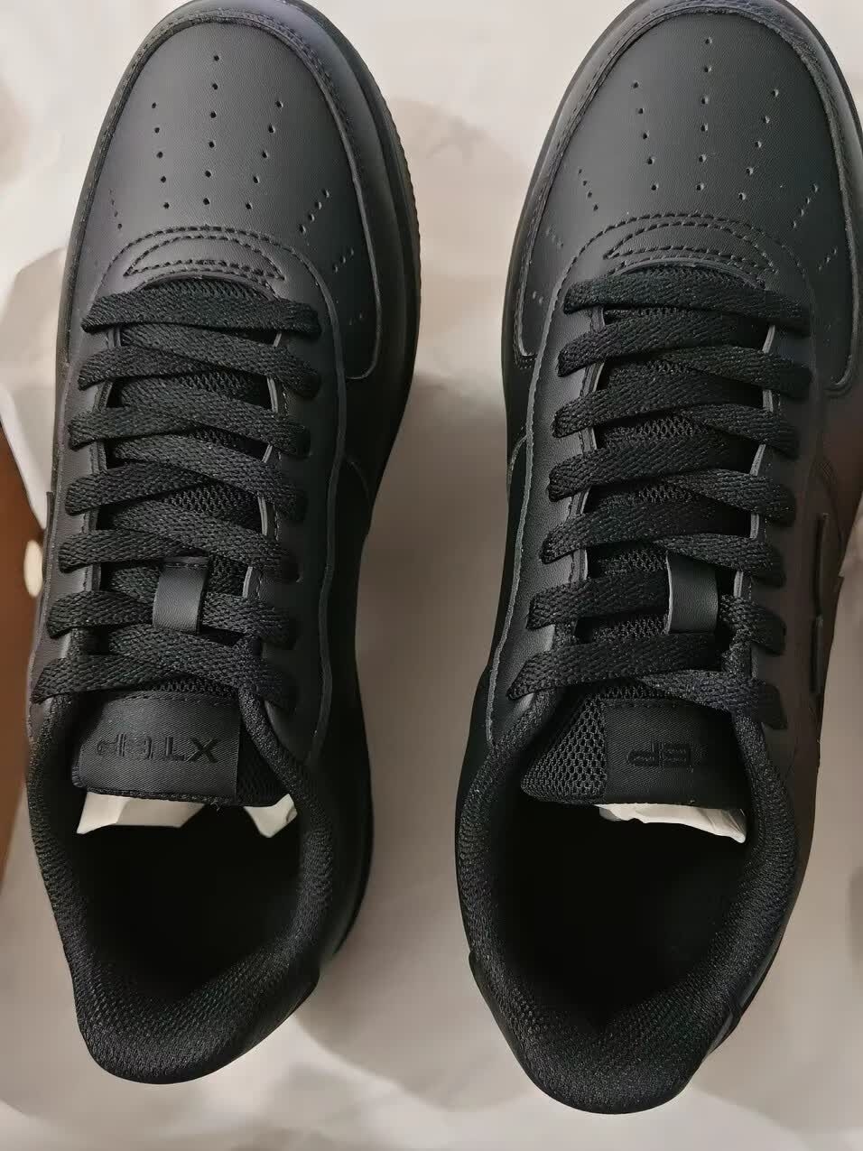 特别黑色板鞋