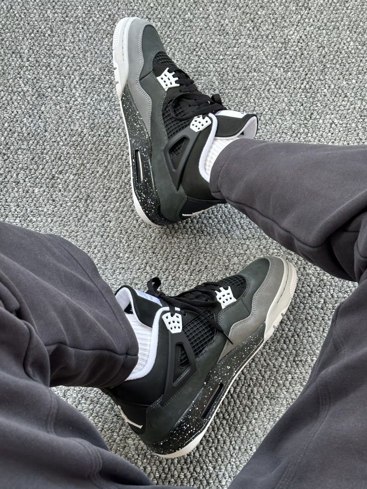 Air Jordan 4 上脚分享终于入手这双经典的AJ4恐惧，整体黑灰的色调太戳