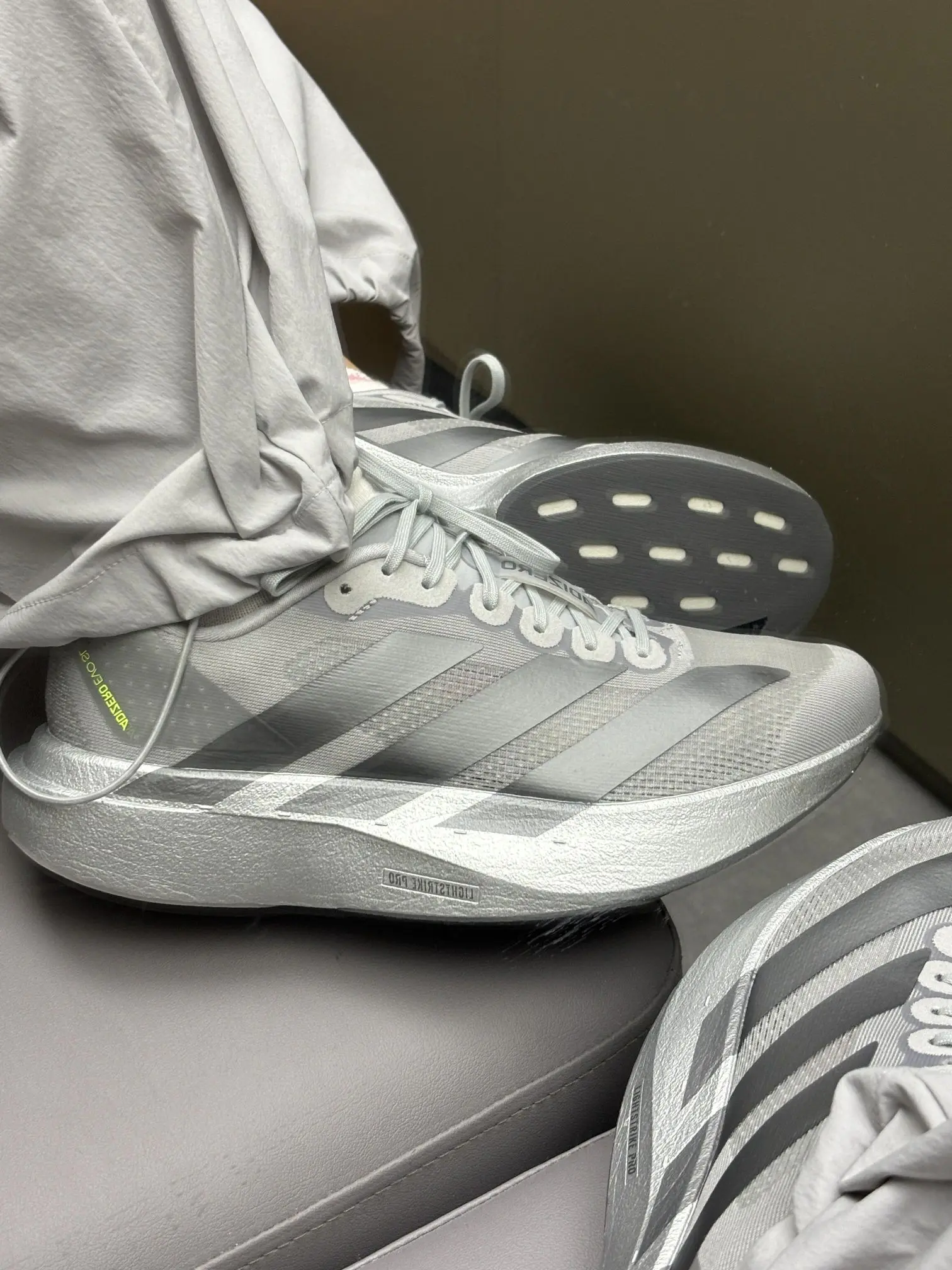 adidas adizero evo sl 银灰配色 炒帅