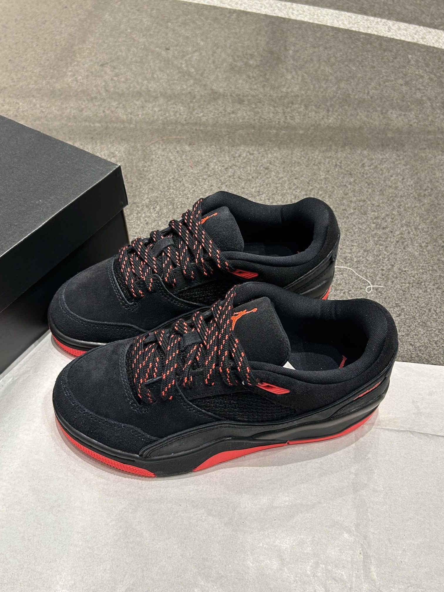 Nike ｜黑红配色，复古跑鞋天花板 黑红款直接拉满酷帅...
