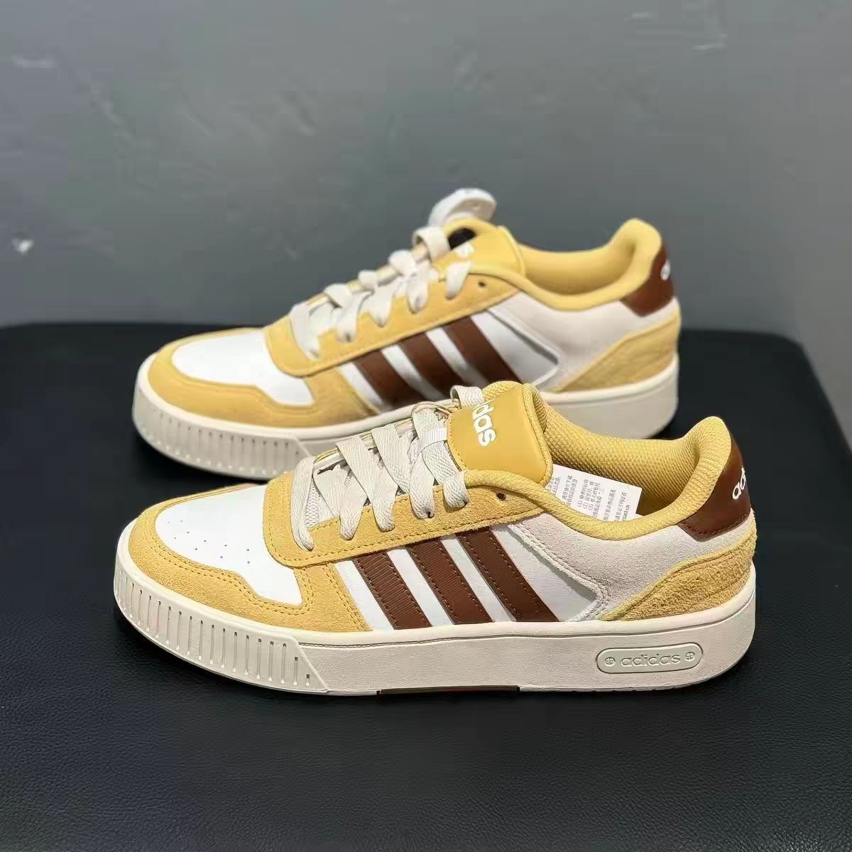 adidas这双黄棕板鞋，秋冬氛围感直接焊在脚上！