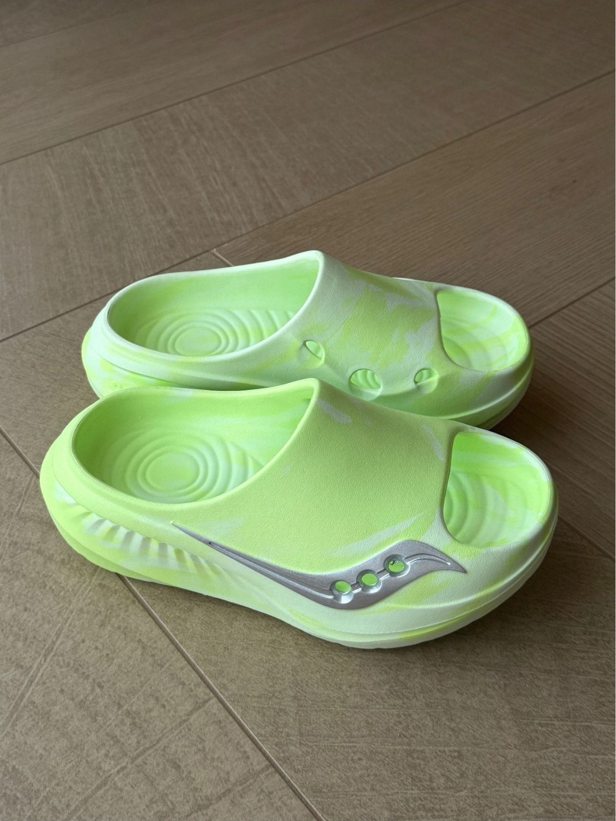 Saucony｜亮眼舒服✨一双适合外穿的拖鞋