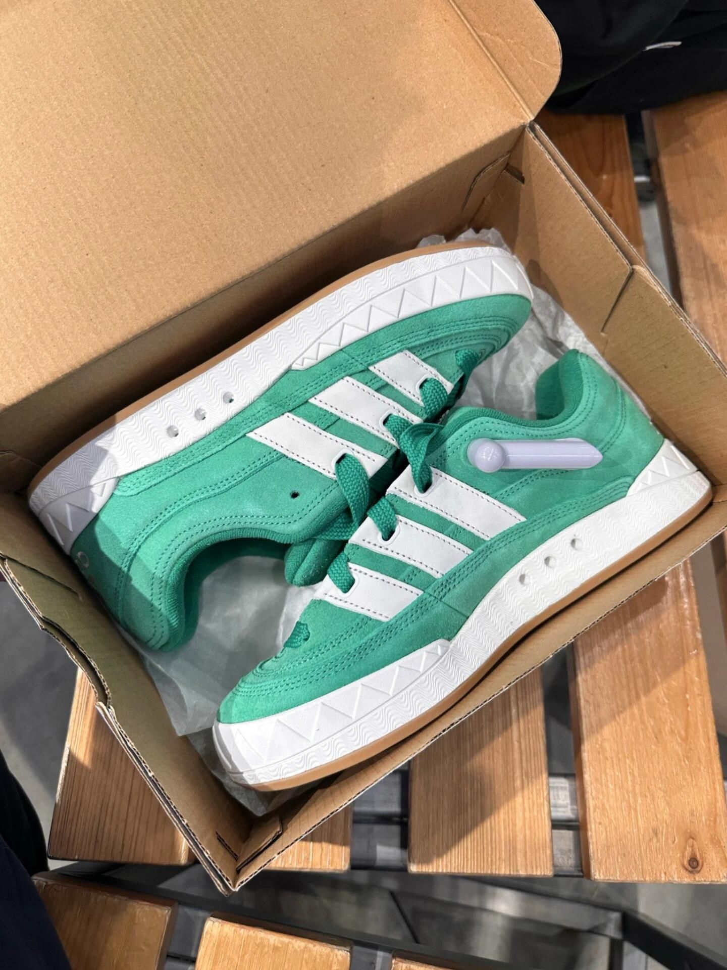 Adidas 三叶草阿迪达斯鲨鱼面包休闲板 
