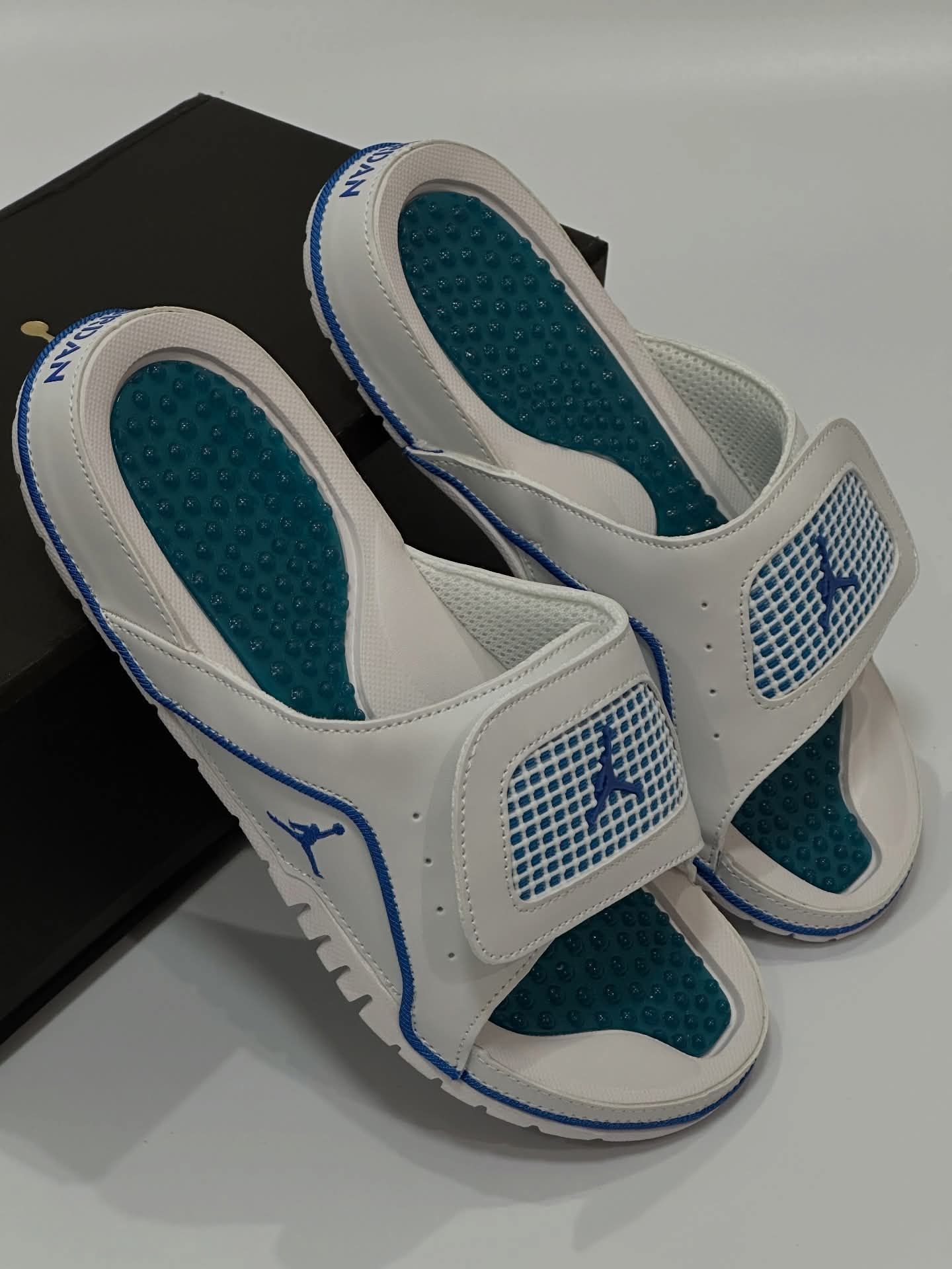 - 实测！Jordan Hydro 4 白蓝款，踩屎感+按摩脚感双在线