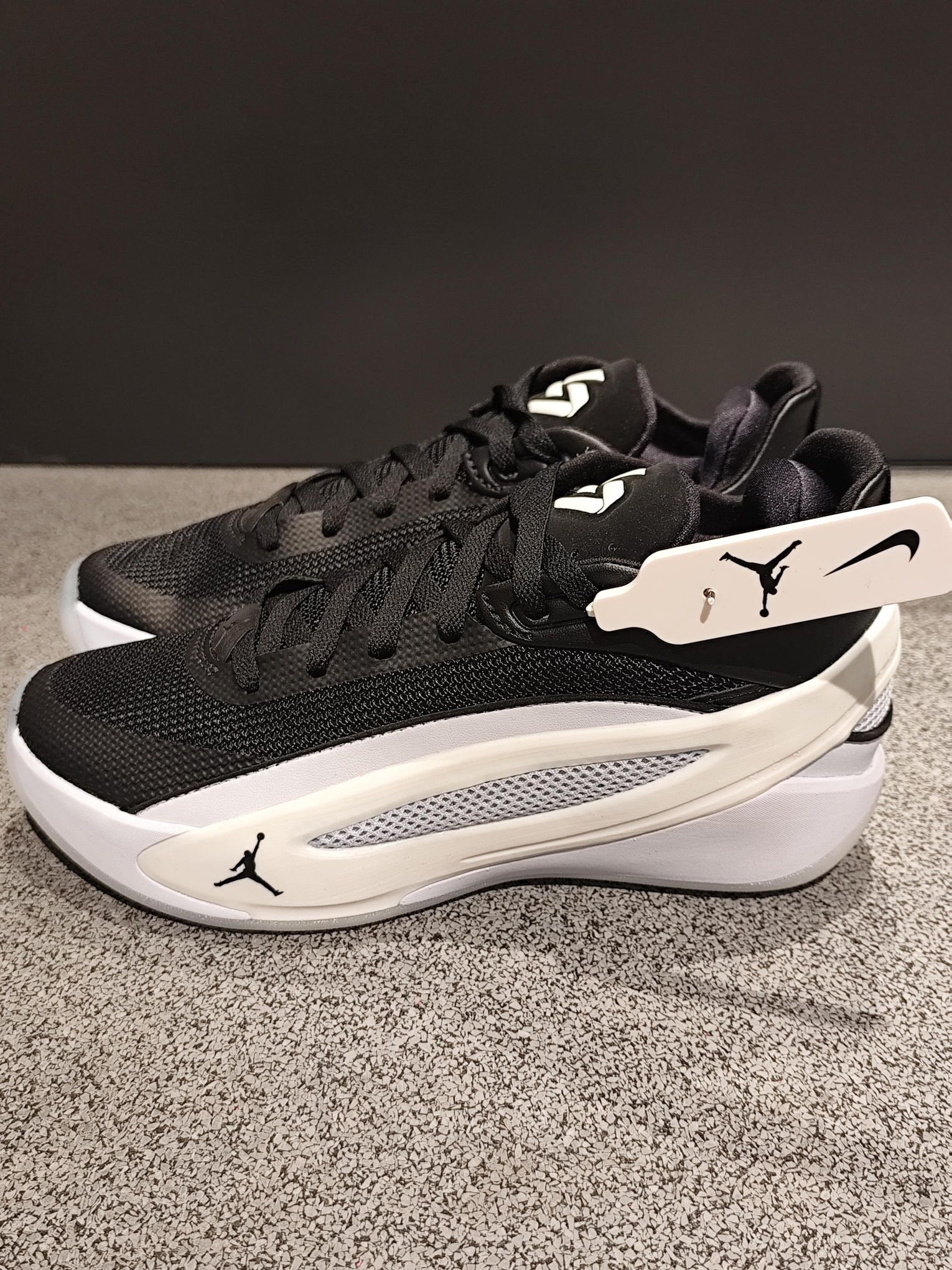 这是一双 Jordan Luka 5（东契奇5代）实战