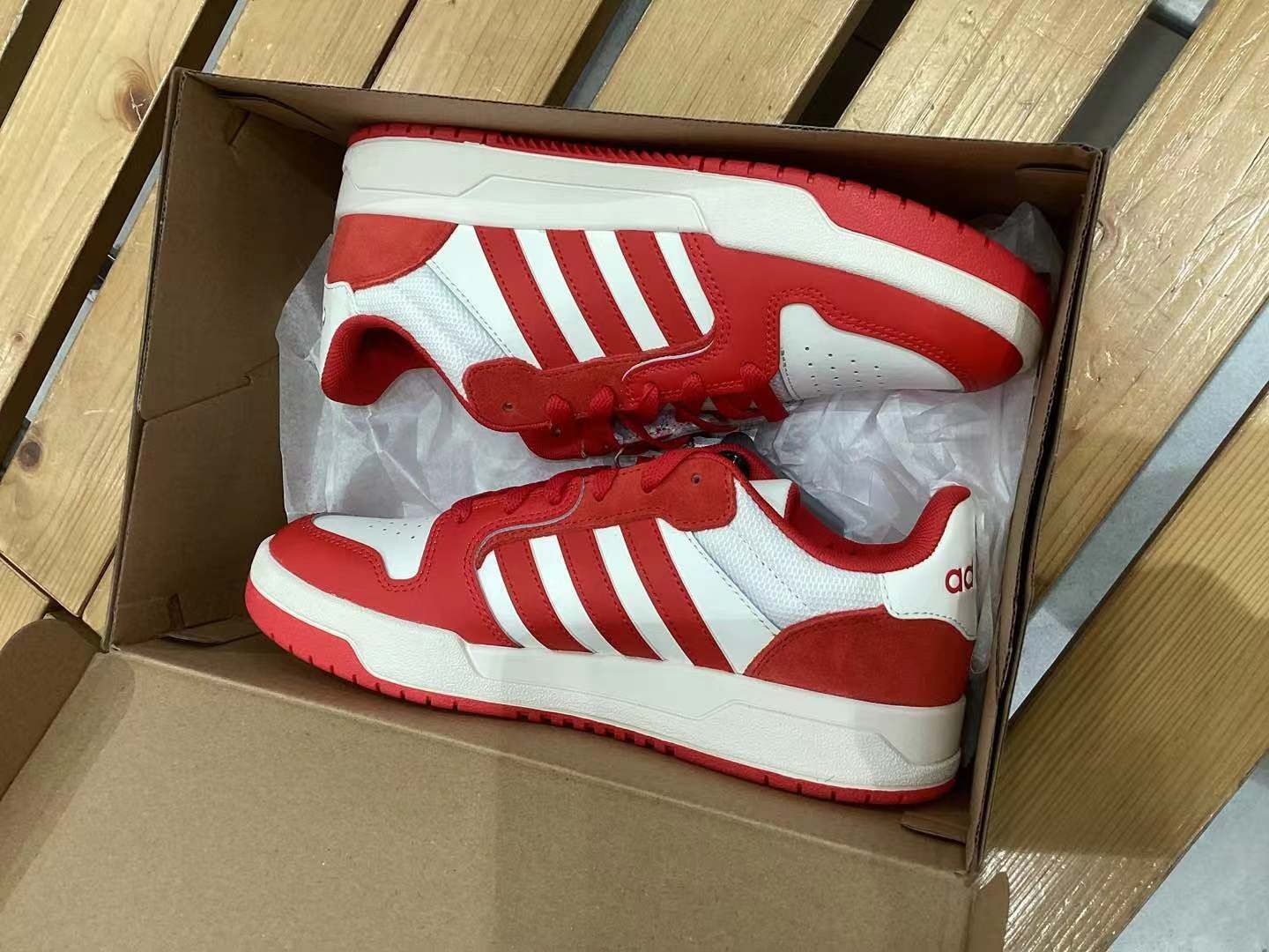 adidas NEO红白板鞋