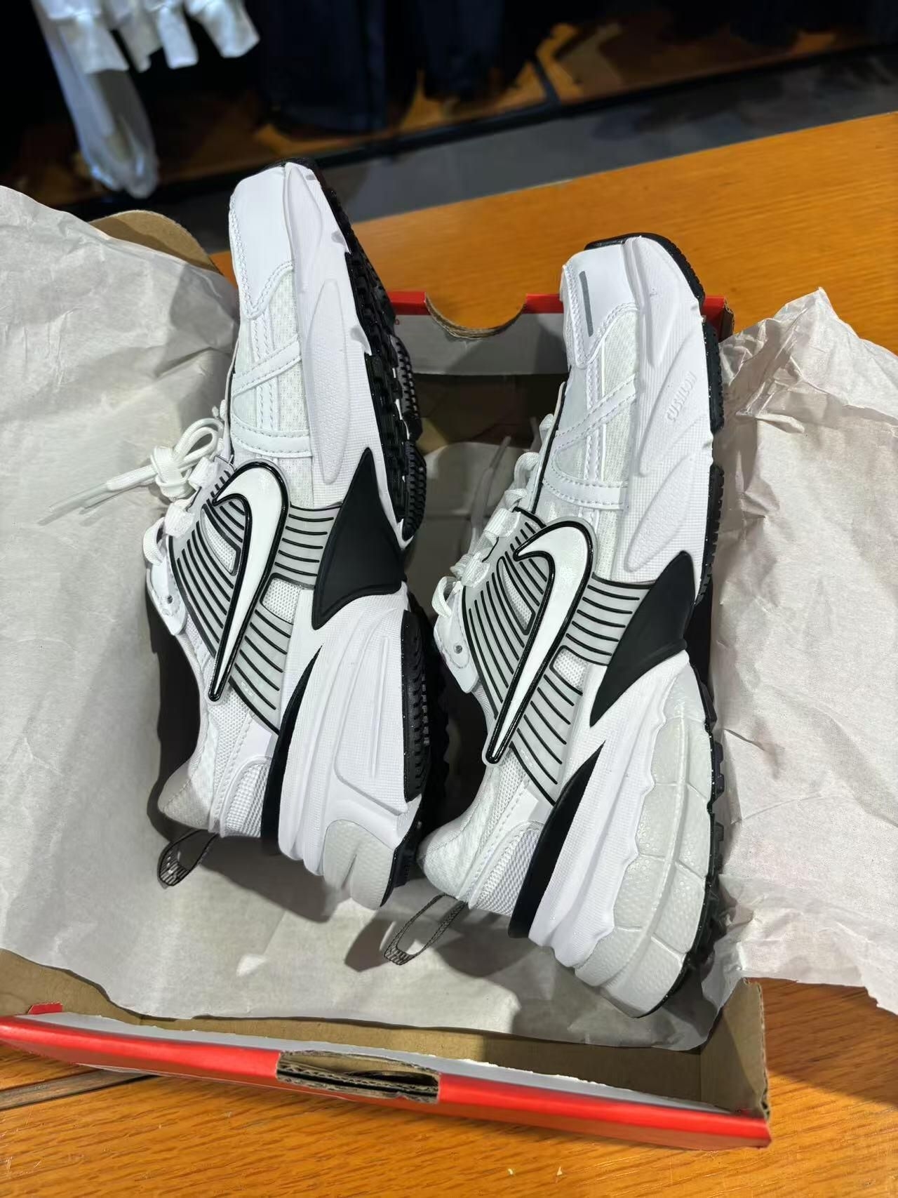 NIKE V2K Run 白黑色 颜值与实力双在线