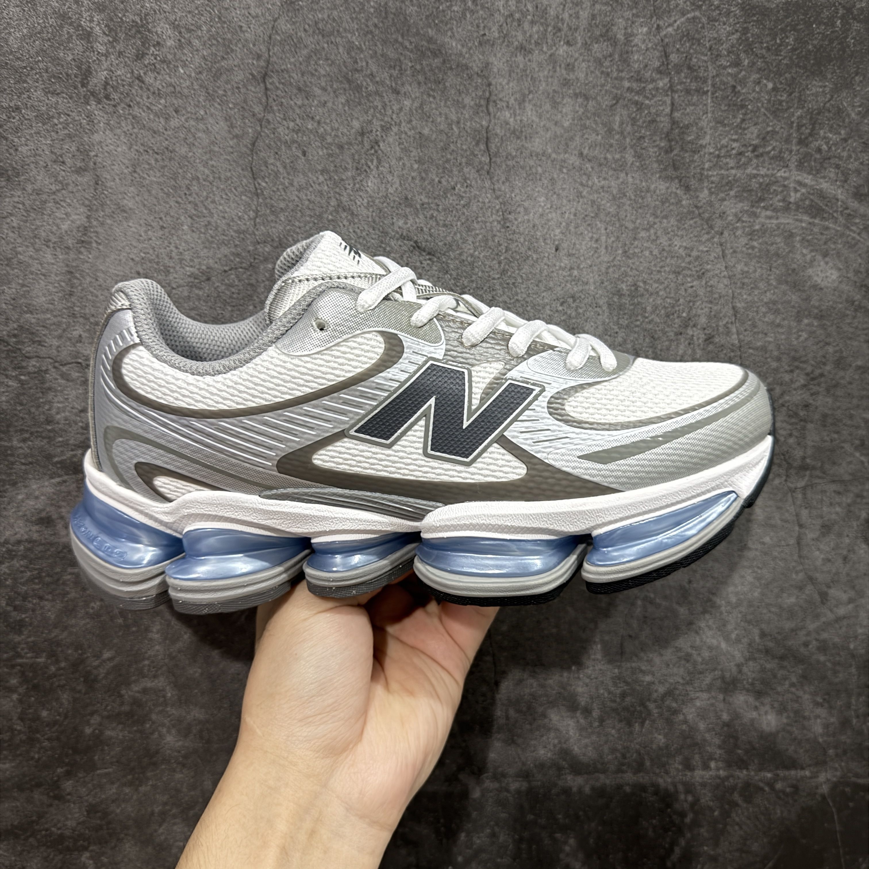 复古千禧风Y2K穿搭必备!这双New Balance太会了