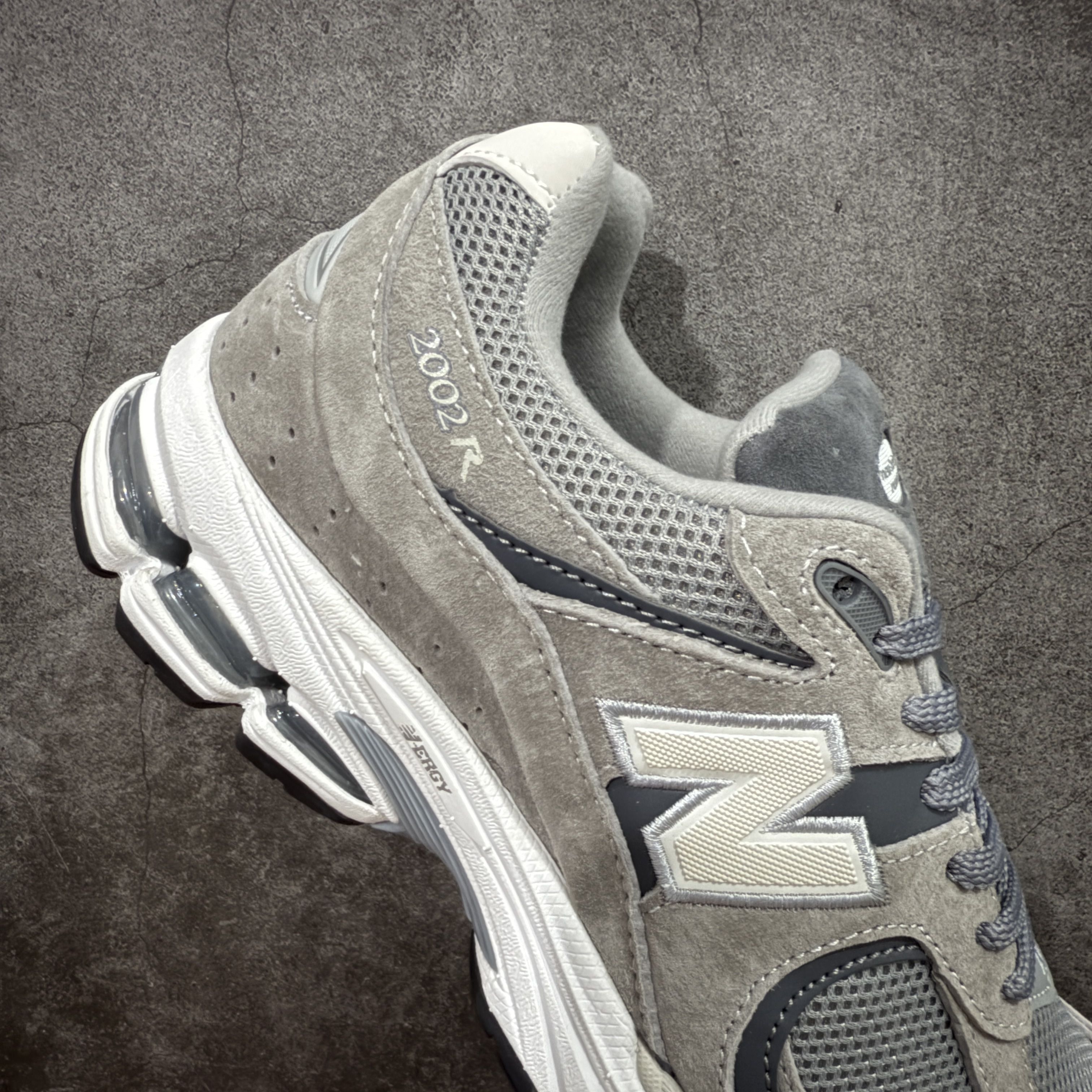 被问爆的New Balance 2002R,这双元祖灰永远不会错