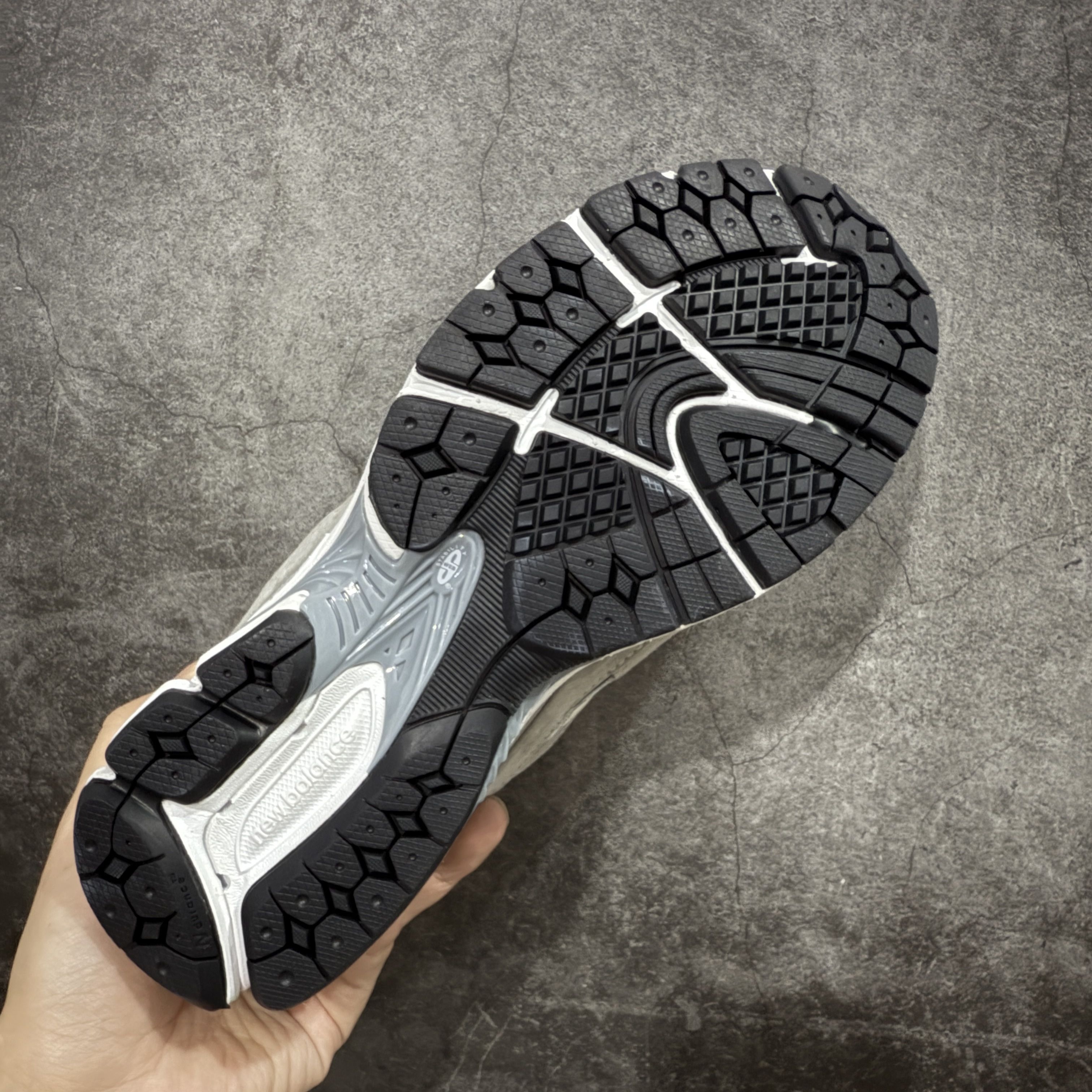 被问爆的New Balance 2002R,这双元祖灰永远不会错