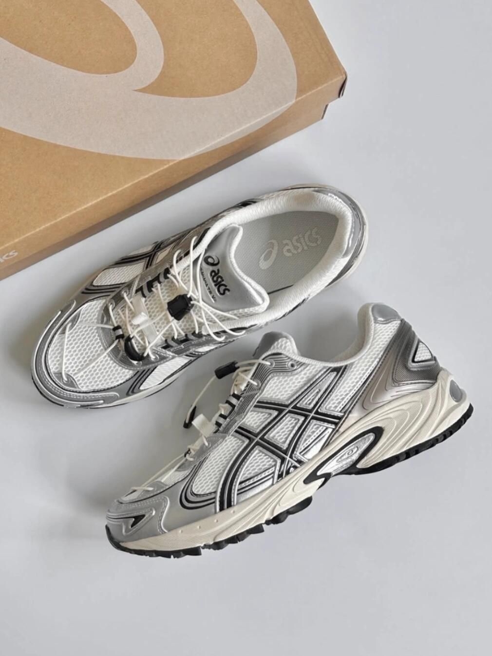 铜色尾的Asics-Gel-Kahana TR V4 经典的配色