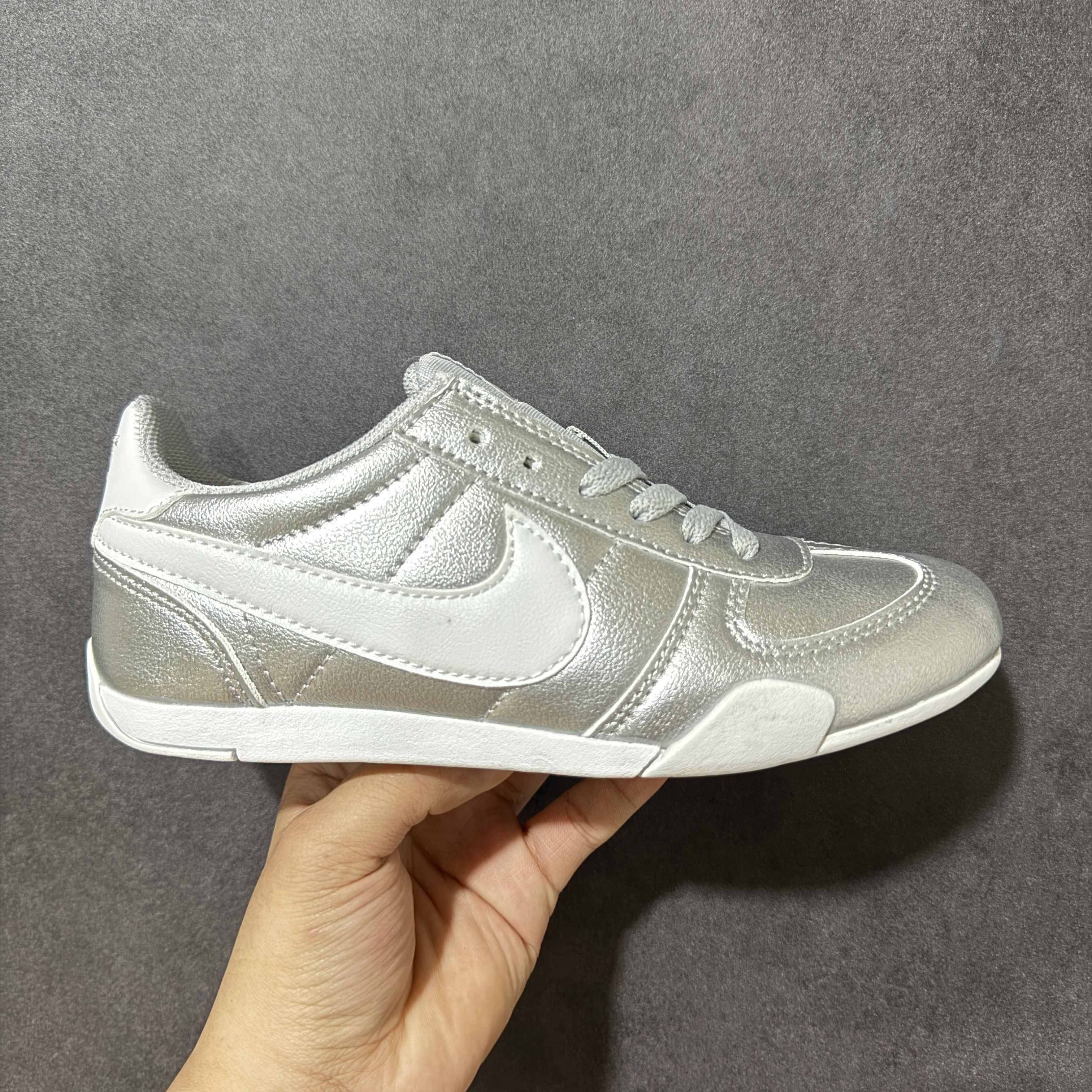 被问爆的神仙银色Nike老爹鞋太懂夏天了