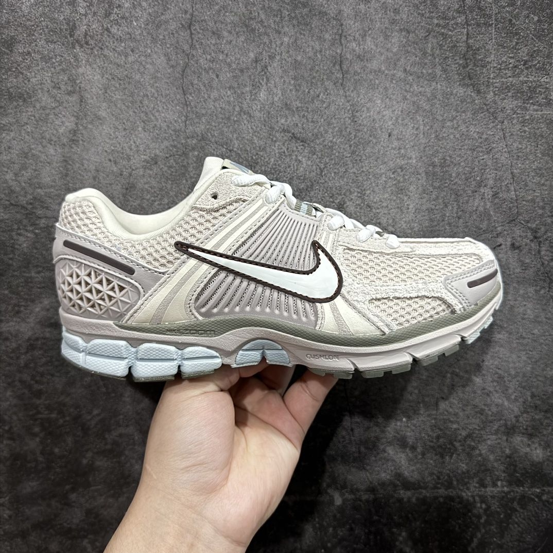Nike Zoom Vomero 5 米灰配色｜今年爆火的复古千禧风老爹鞋