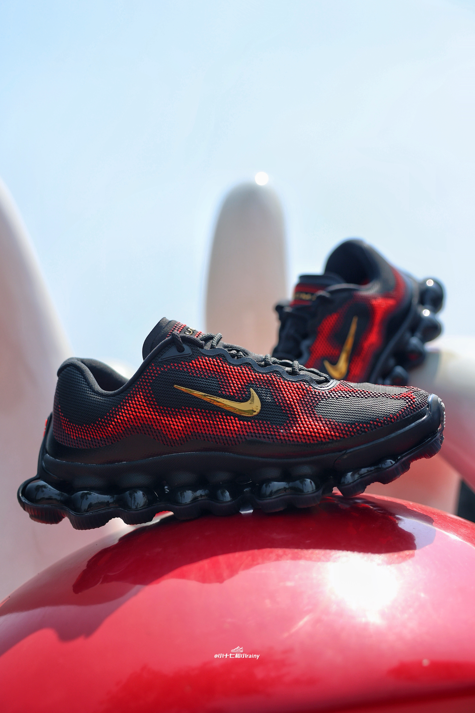 解锁未来感跑步体验：Nike Air Liquid Max黑金款，点载式Air科技加持