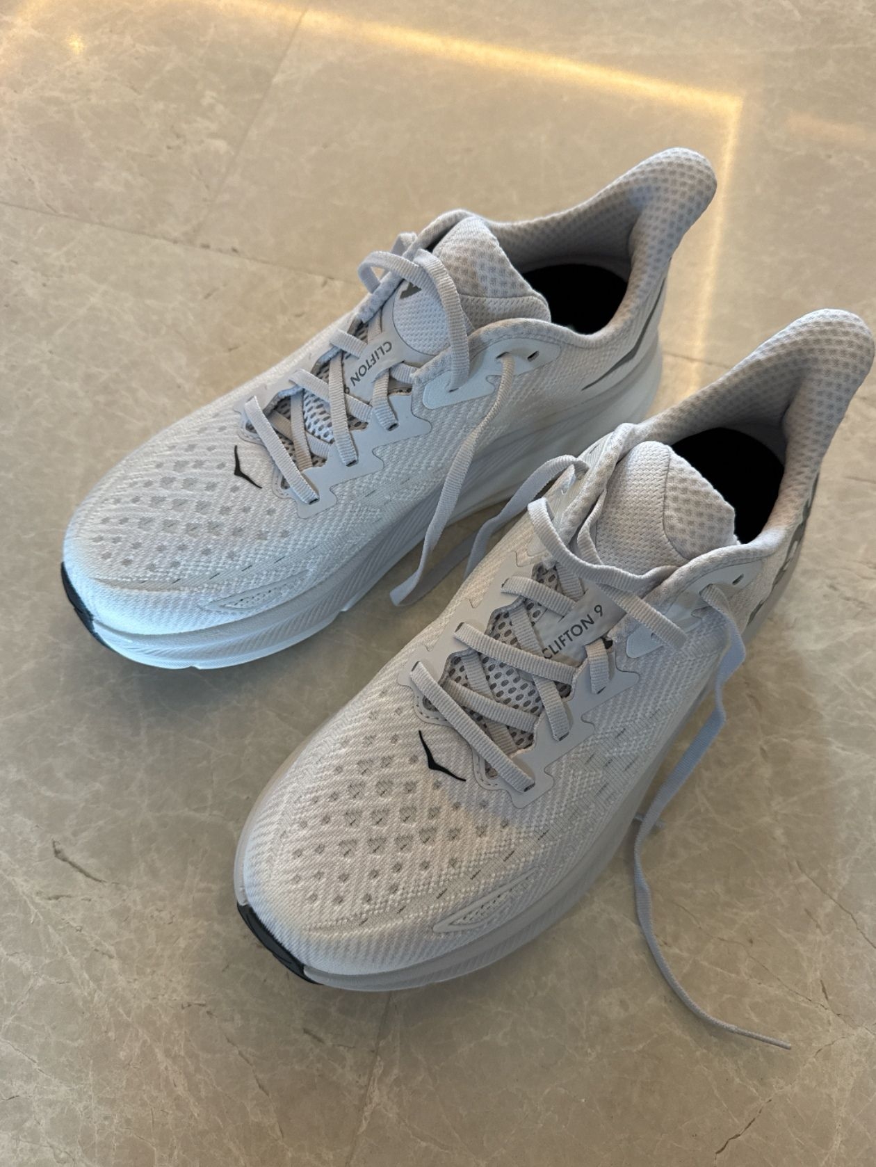 hoka 9 云雾灰配色