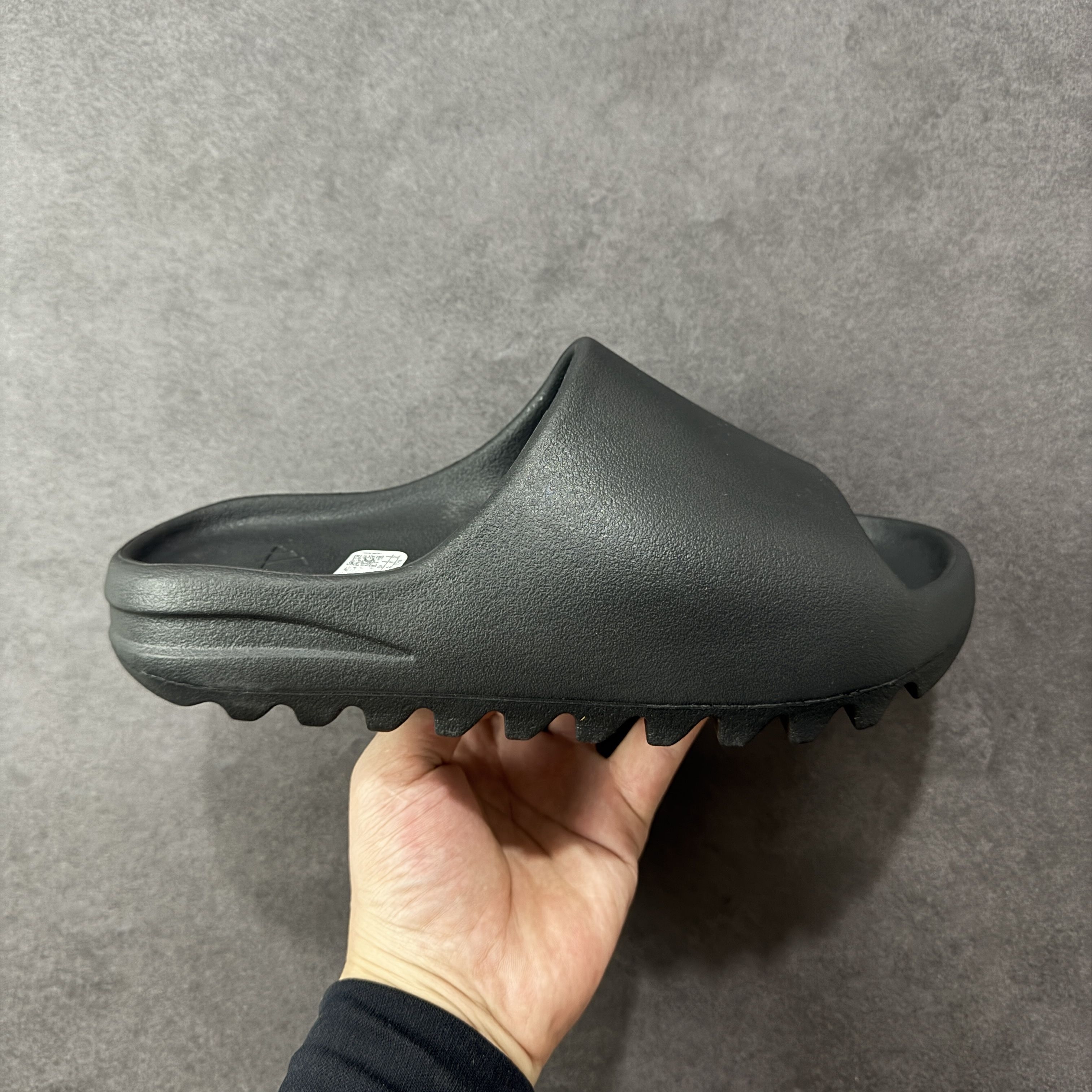 人手一双的神级拖鞋!Yeezy Slide真的舒服到爆