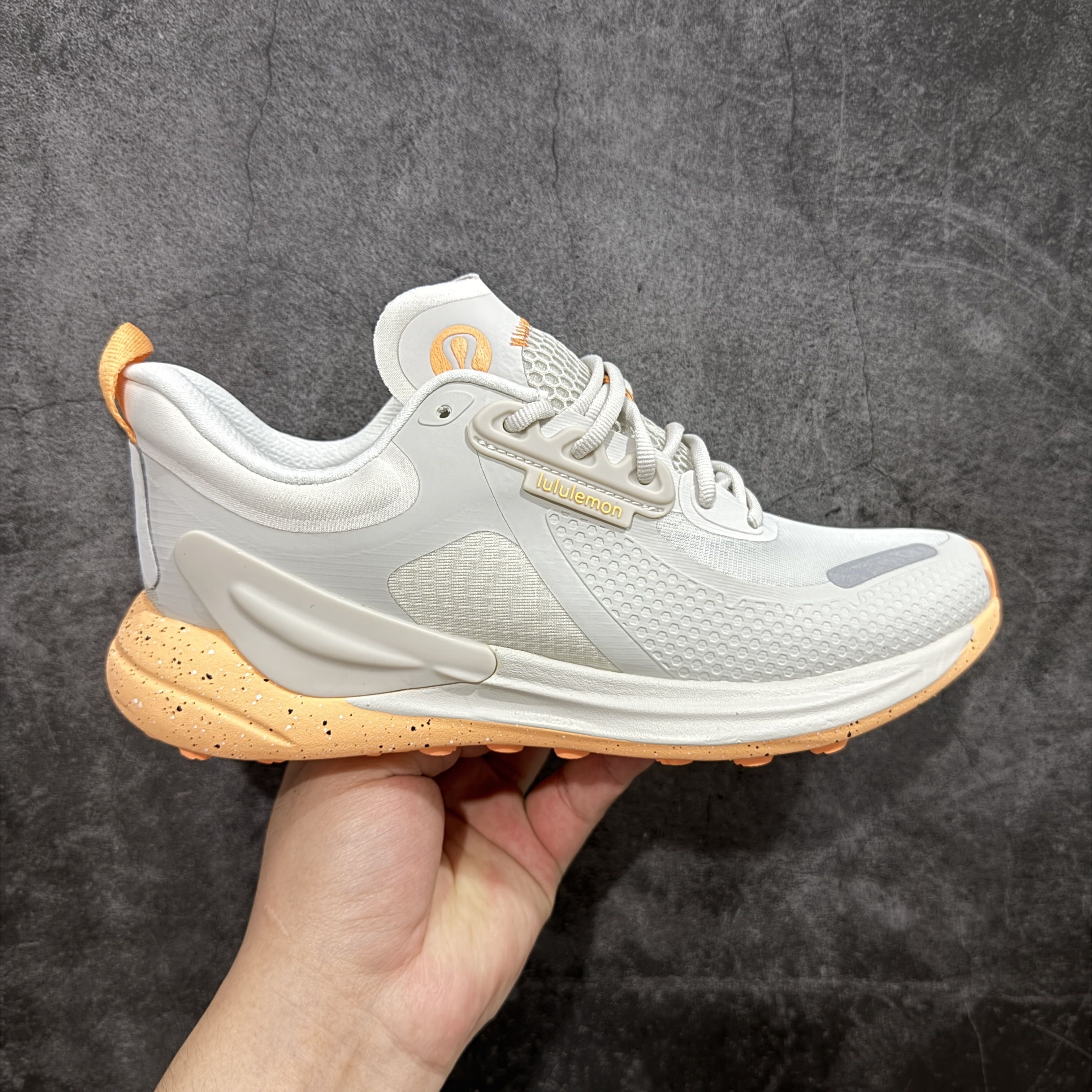 被lululemon这双浅色系跑鞋戳中了!