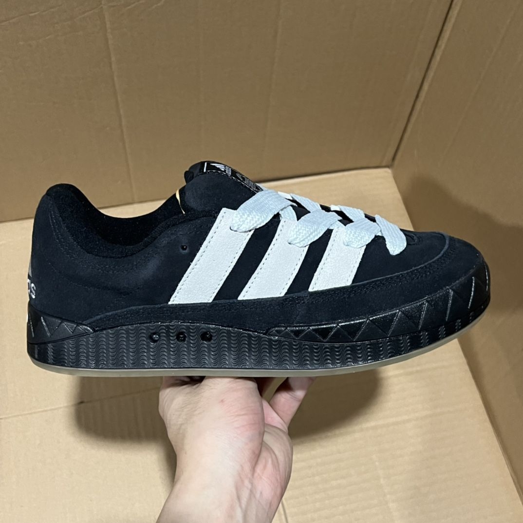 经典永不过时!这双三叶草低帮板鞋太香了