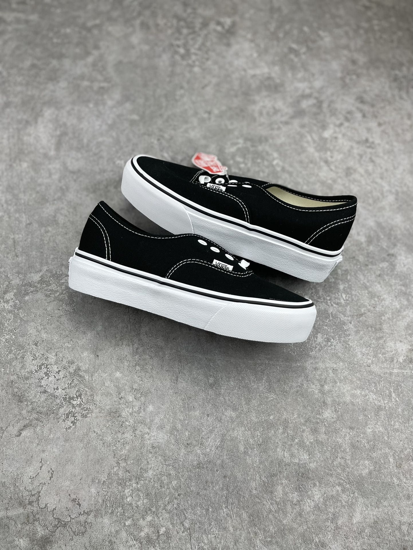 万年经典的Vans Authentic黑白松糕，闭眼入不踩雷