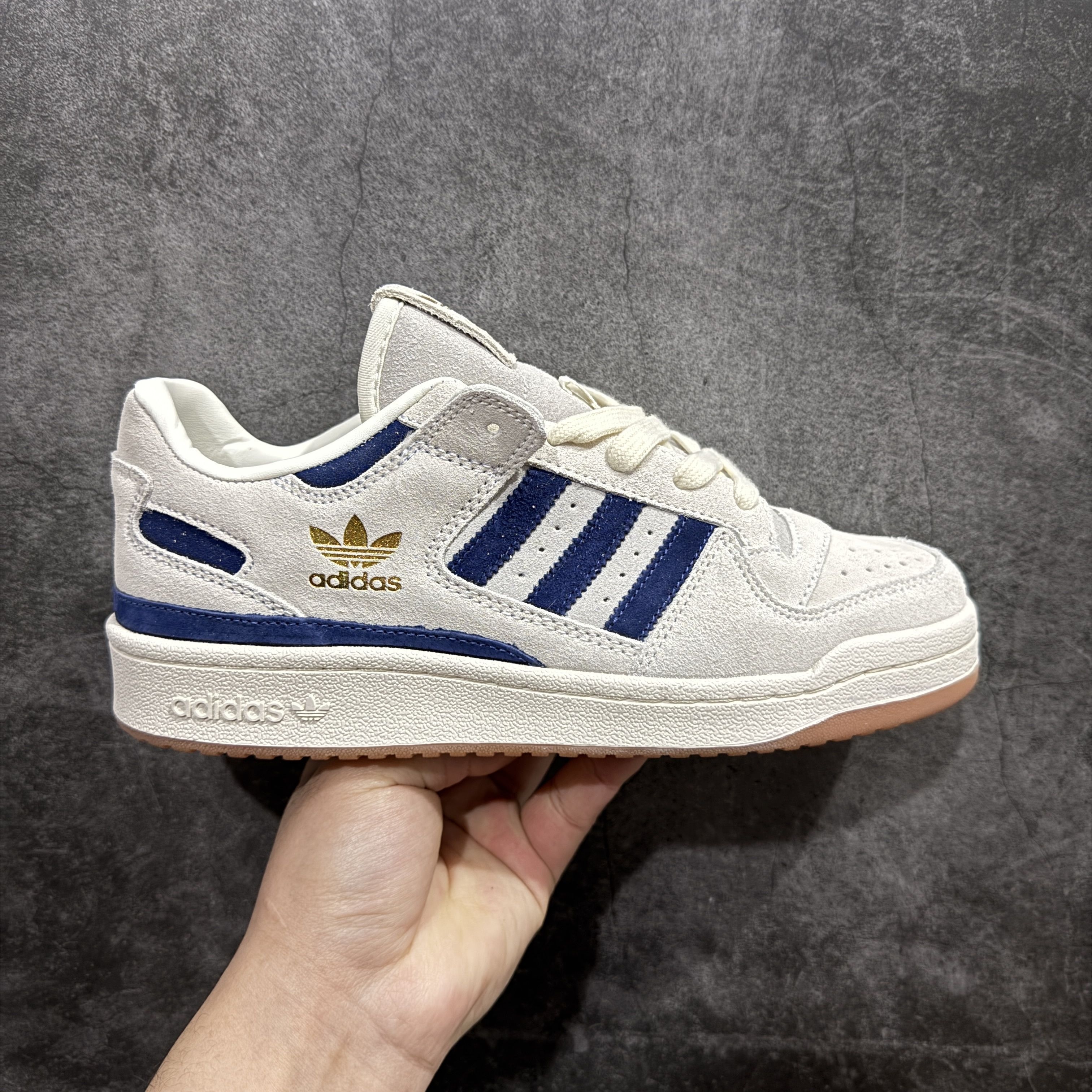 被问爆的adidas三叶草休闲鞋，通勤出街都好穿